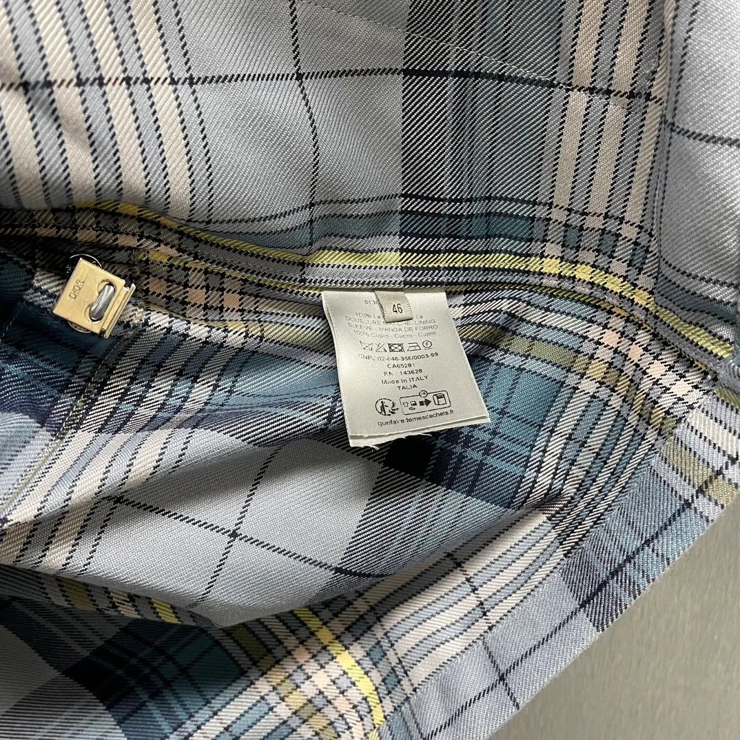 🅿️610 🧧CD Gray plaid zipper shirt Size: S-XL This shirt reinterprets a classic design to create a fashionable and modern look. Crafted from gray sheepskin with a plaid pattern, it features a front zip closure, side zip pockets and an elasticated waist at the back. Interior lining decorated with striped pattern. Easily paired with jeans for a trendy look.