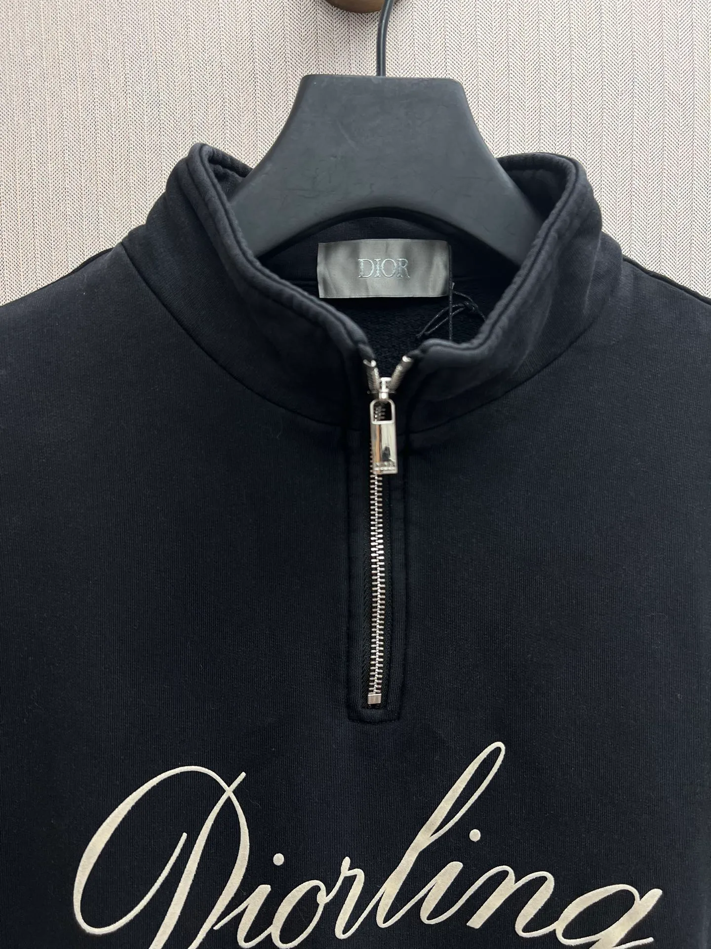 🅿️420 Dior 25ss new zipper collar sweatshirt is a new product of the 2025 winter men's wear series. It is decorated with the Dior love logo inspired by the Dior archives, paying tribute to Dior's heritage. Crafted from black cotton fleece, it features a flocked Dior Love print on the chest. Casual fit, can be matched with all kinds of casual clothing. Size: S.M.L.XL.