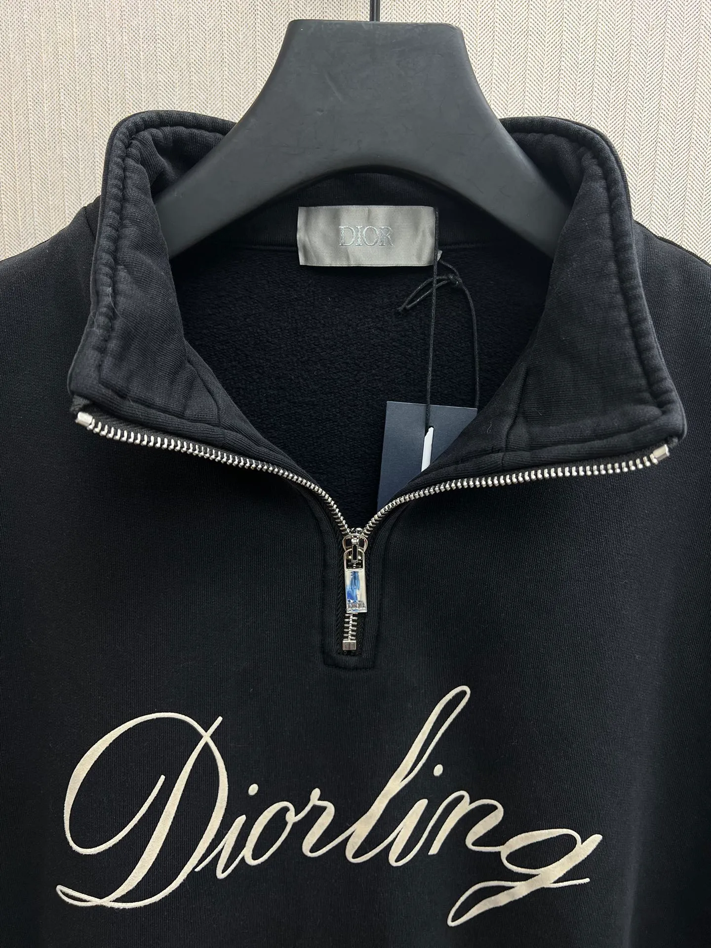 🅿️420 Dior 25ss new zipper collar sweatshirt is a new product of the 2025 winter men's wear series. It is decorated with the Dior love logo inspired by the Dior archives, paying tribute to Dior's heritage. Crafted from black cotton fleece, it features a flocked Dior Love print on the chest. Casual fit, can be matched with all kinds of casual clothing. Size: S.M.L.XL.
