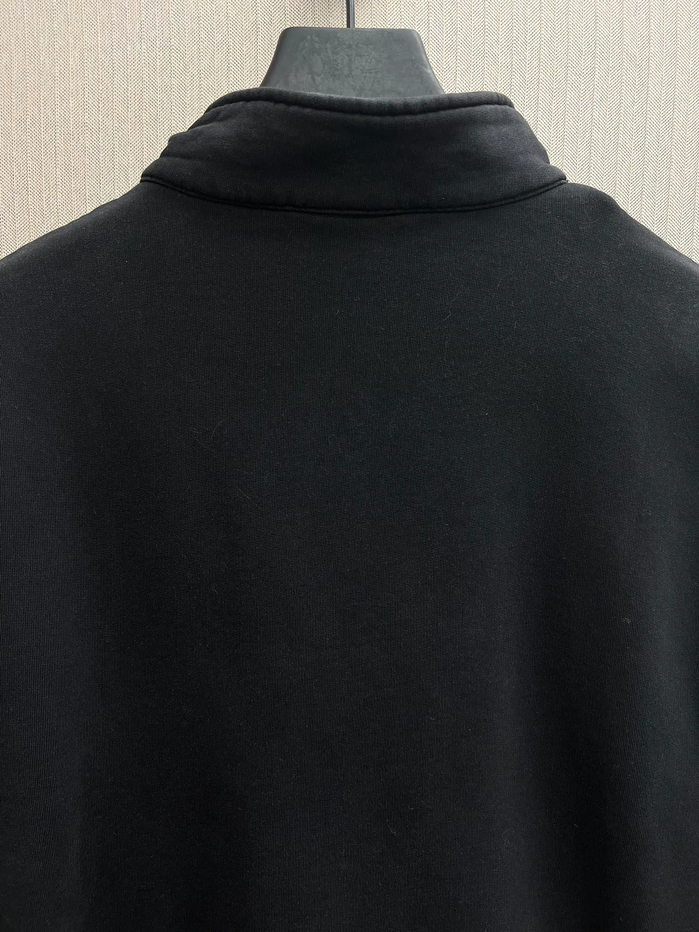 🅿️420 Dior 25ss new zipper collar sweatshirt is a new product of the 2025 winter men's wear series. It is decorated with the Dior love logo inspired by the Dior archives, paying tribute to Dior's heritage. Crafted from black cotton fleece, it features a flocked Dior Love print on the chest. Casual fit, can be matched with all kinds of casual clothing. Size: S.M.L.XL.