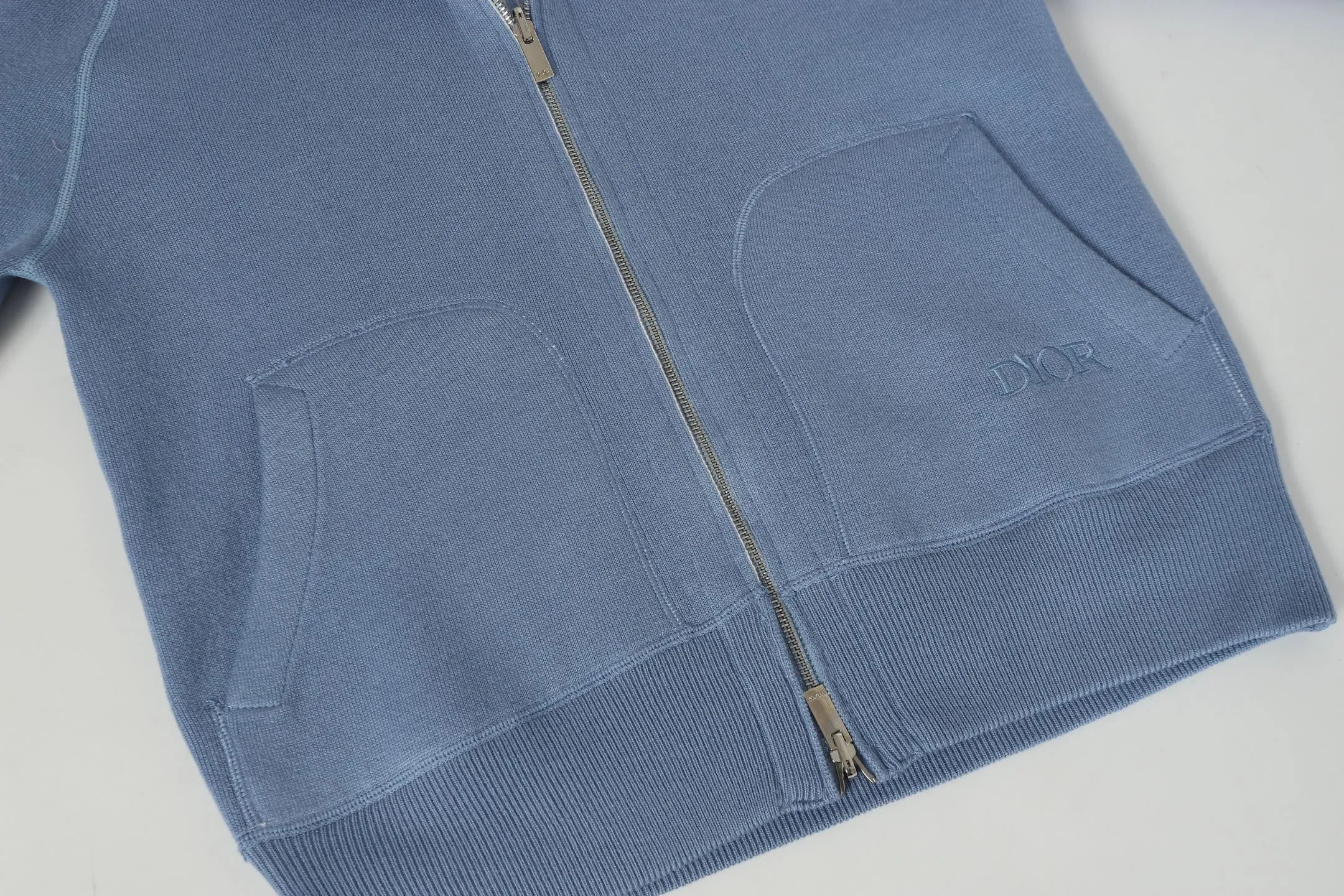 🅿️630 DIOR/Dior double-sided jacquard cashmere knitted hood. The original version was purchased for 22,337 and developed. The fabric is made of cashmere blended knitted fabric, which is soft and comfortable. It features a zip closure at the front and subtle ribbed trimming at the cuffs and hem. Reversible, the unlined cut ensures a lightweight fit and the slim fit creates an elegant silhouette. The entire piece has exquisite craftsmanship, double-sided knitting technology enables reversible wear, and ribbed edges enhance the three-dimensional effect. Dry cleaning and maintenance are recommended to maintain the delicate texture of cashmere fabrics. This piece is both casual and fashionable, and can be easily matched with all kinds of clothing, showing the brand's exquisite craftsmanship and classic aesthetics. Color: Blue Size: S M L