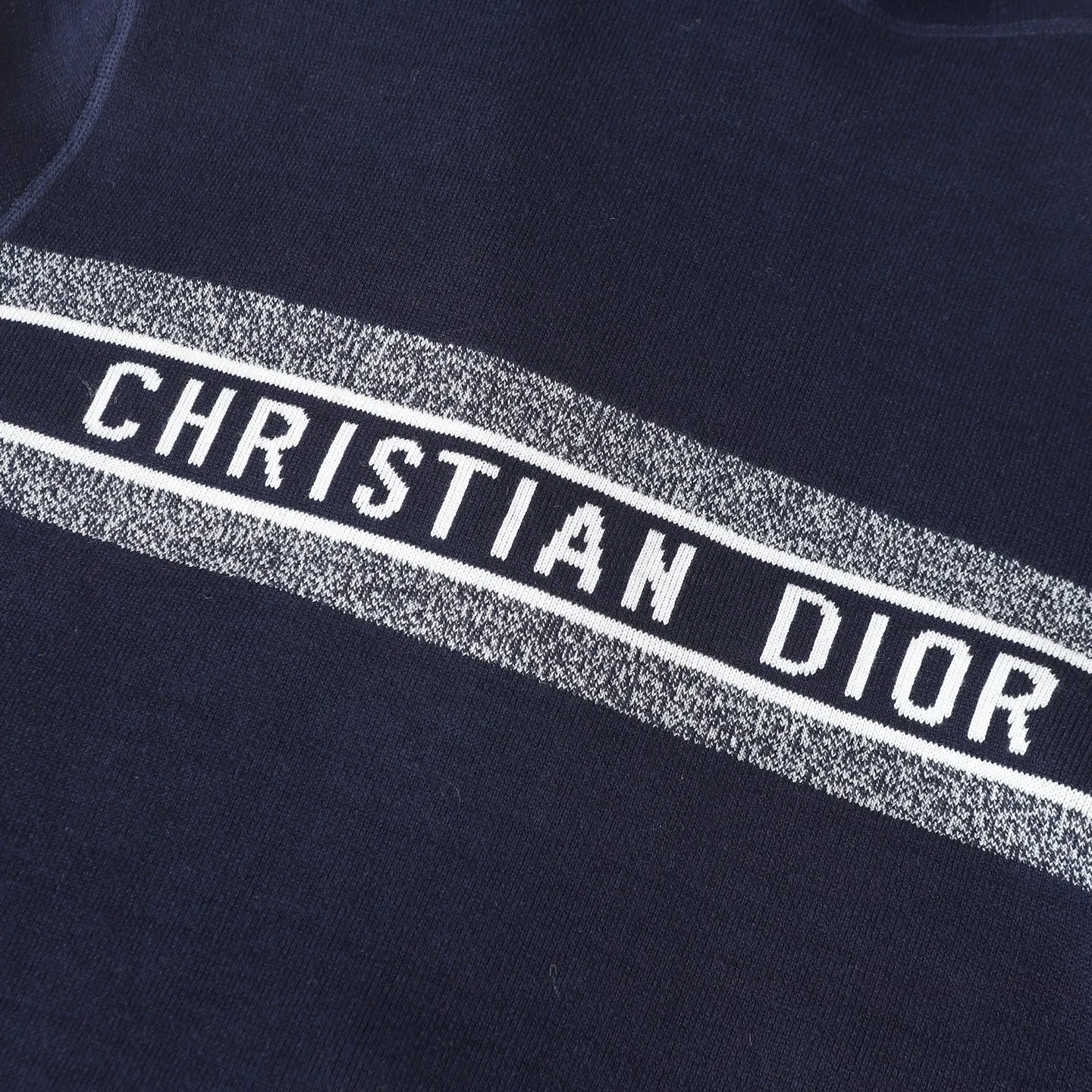 🅿️450 Dior/Dior 24FW Alpine ski series double-sided cashmere zipper hooded jacket sweater, directly from the official website and developed simultaneously with the original version! Matching the whole garment. High-quality cashmere fabric. Thick texture, delicate and soft. Reversible. You can compare at will by looking at the details in the picture. Size: S M L