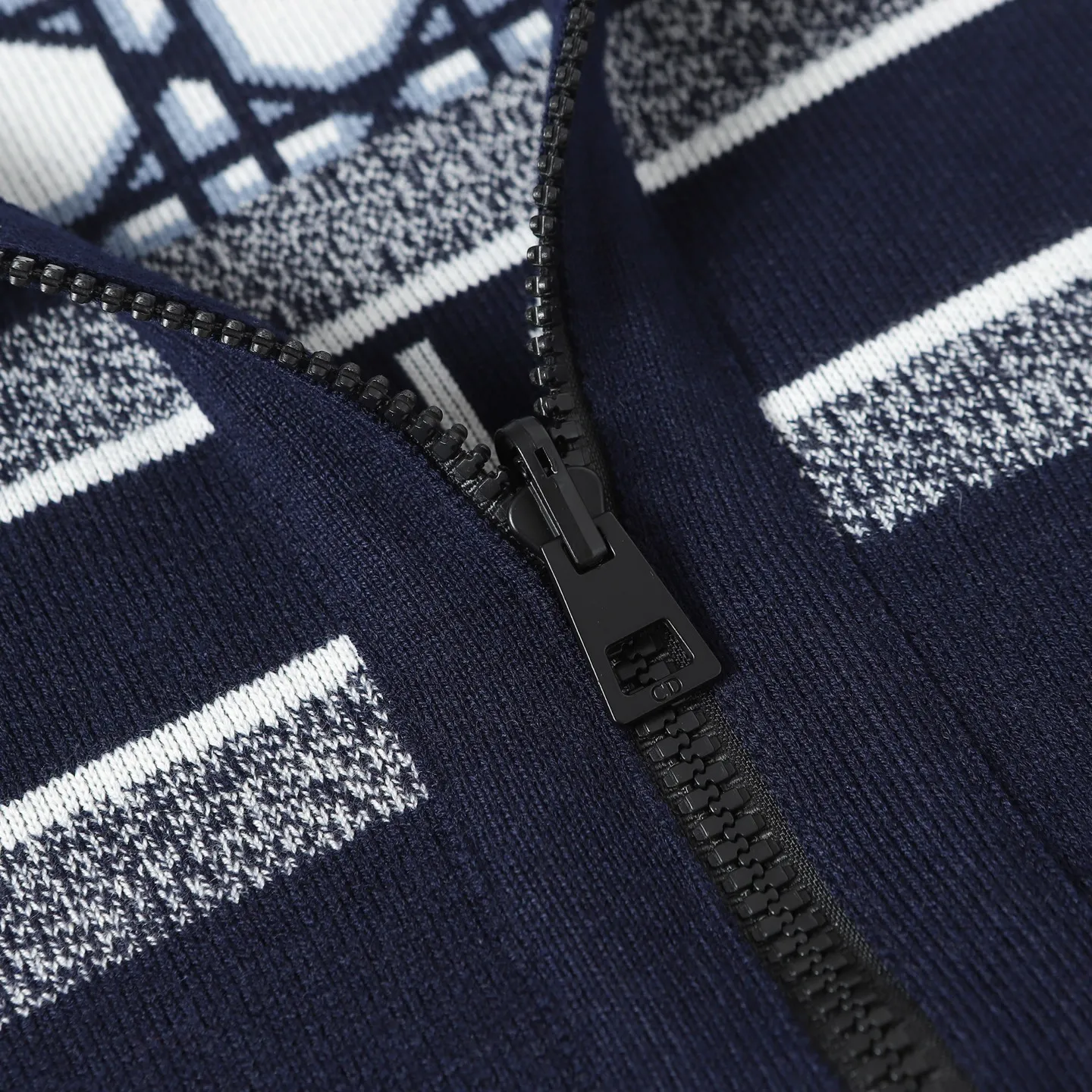 🅿️450 Dior/Dior 24FW Alpine ski series double-sided cashmere zipper hooded jacket sweater, directly from the official website and developed simultaneously with the original version! Matching the whole garment. High-quality cashmere fabric. Thick texture, delicate and soft. Reversible. You can compare at will by looking at the details in the picture. Size: S M L