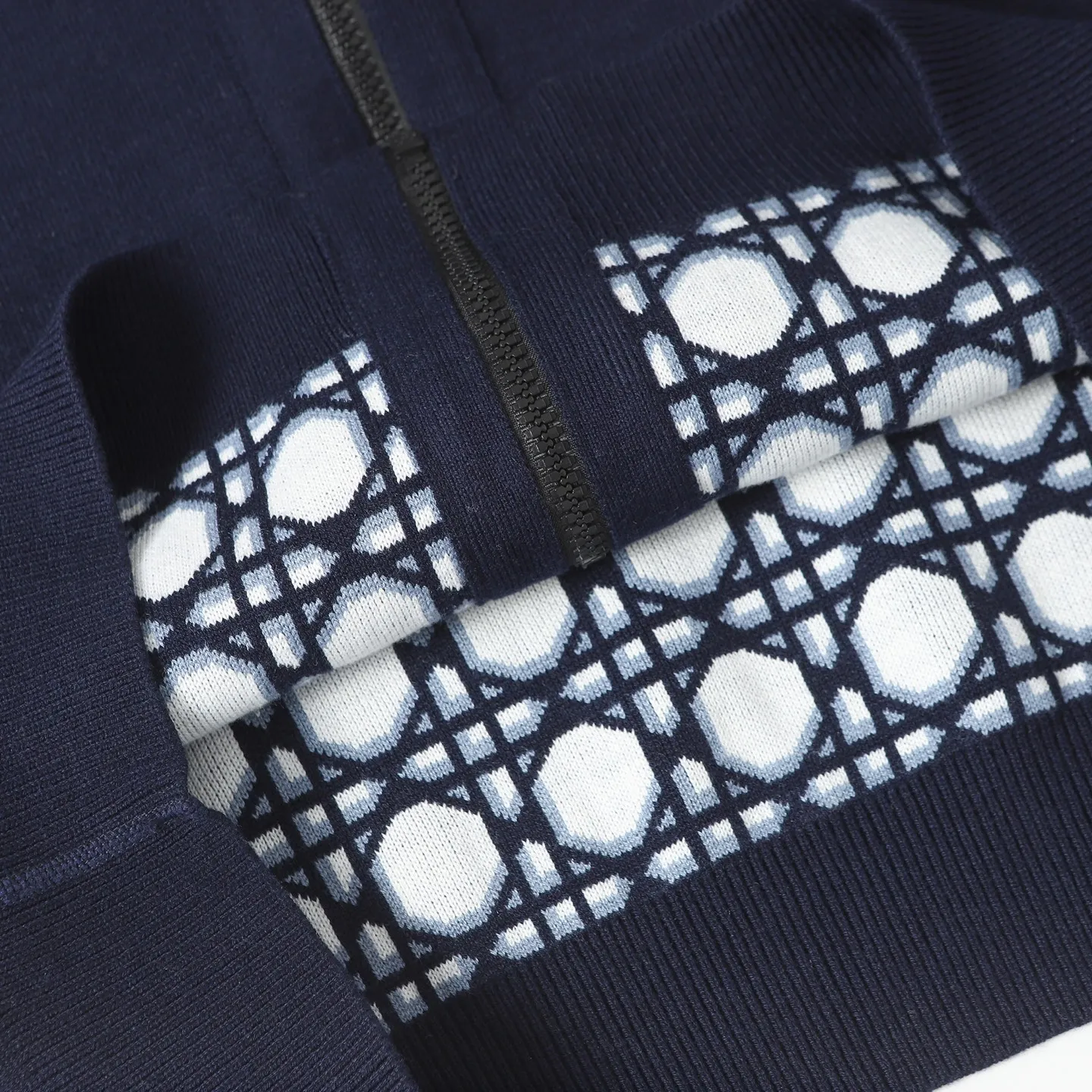 🅿️450 Dior/Dior 24FW Alpine ski series double-sided cashmere zipper hooded jacket sweater, directly from the official website and developed simultaneously with the original version! Matching the whole garment. High-quality cashmere fabric. Thick texture, delicate and soft. Reversible. You can compare at will by looking at the details in the picture. Size: S M L