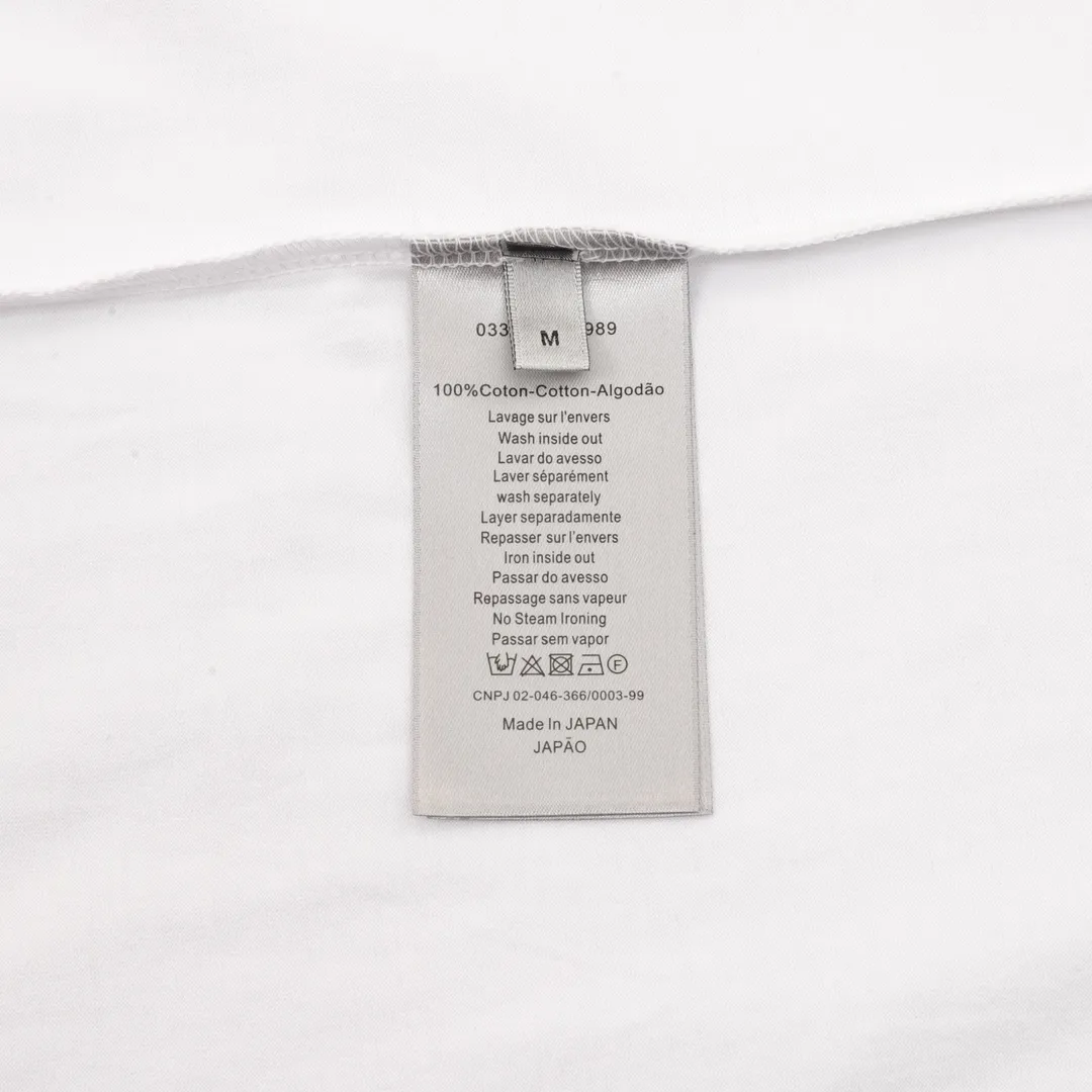 🅿️210 DIOR/Dior flocked archival letter printed short-sleeved T-shirt is woven with 24-count special compact cotton yarn. The weaving process requires high standards and requires the use of advanced looms and high-quality raw materials. Flocking printing is a special printing process that first uses an adhesive to stick fiber nap to the fabric, and then combines the fiber lint to the fabric. Size: XS-L