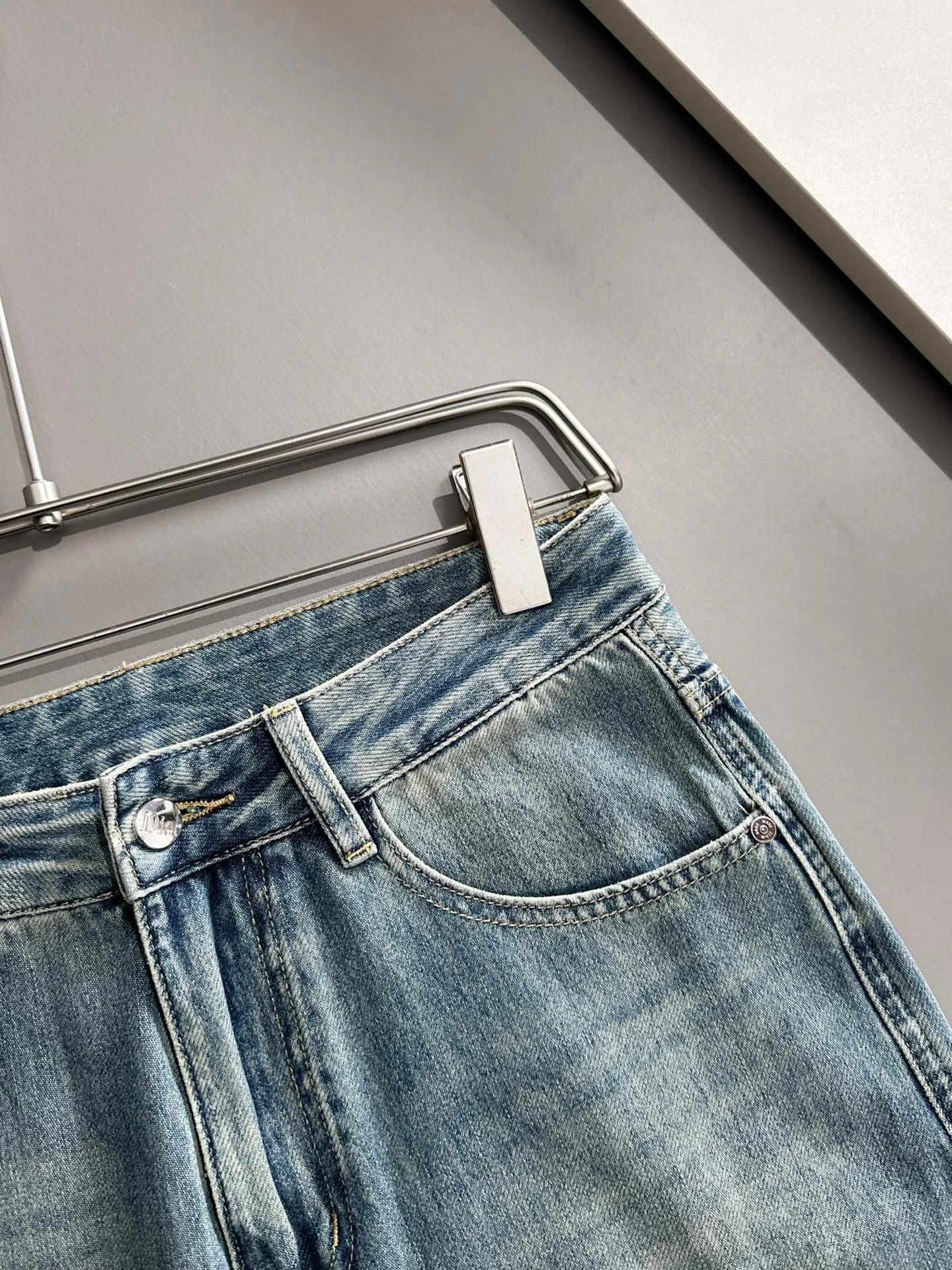 🅿️400 Dior 2025 summer loose wide-leg jeans and straight trousers, the trend in the trend! Many fashion bloggers control the upper body. The water is woven from imported Japanese Denim plain cotton denim fabric. It has three standards, is soft, delicate, comfortable and breathable. The color has a modern and fashionable vicissitudes. The upper body is versatile and fashionable! Light luxury, a must-have item for daily commuting! Code number: 28-40 (please state your height and weight when placing an order)