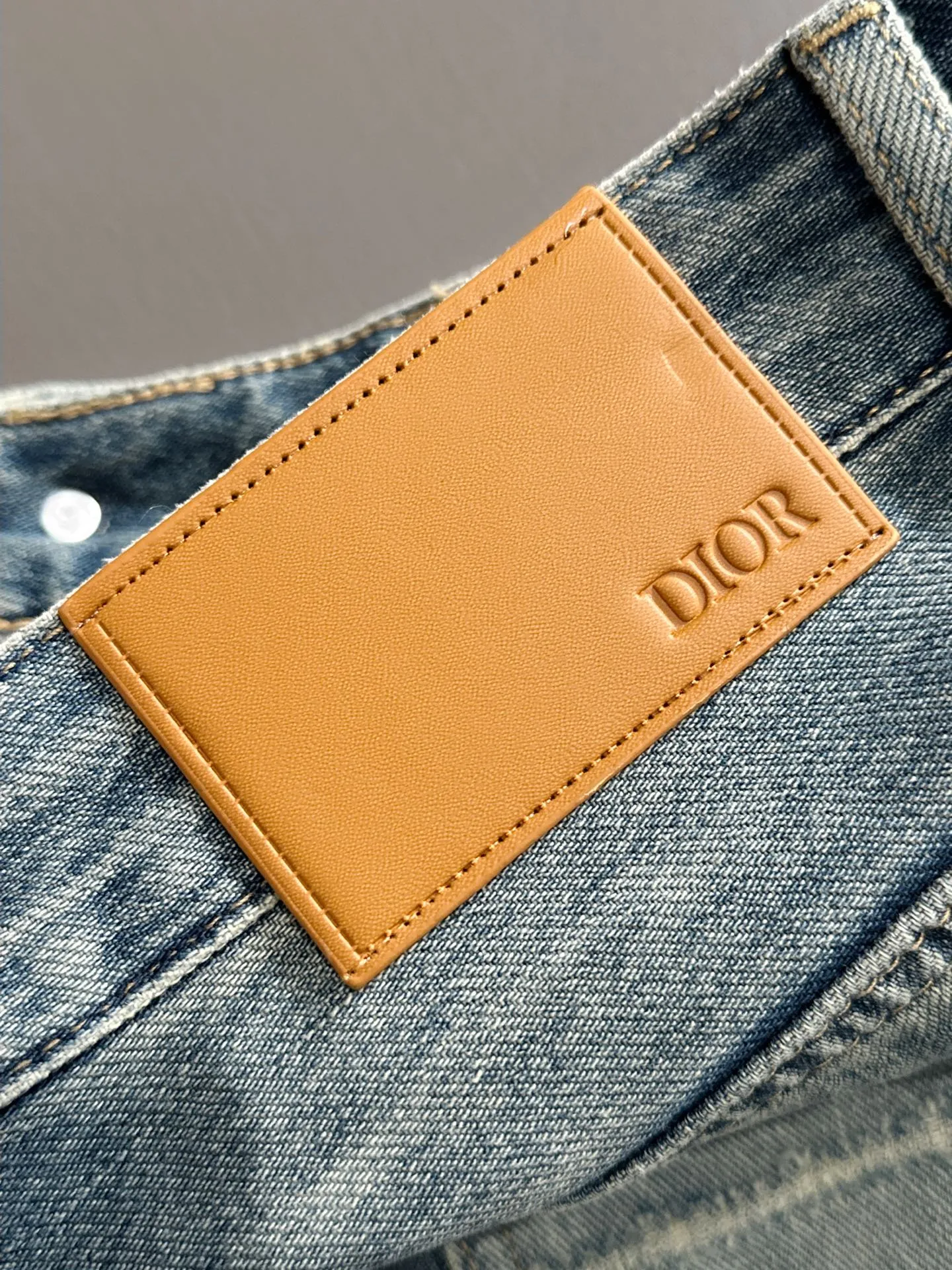 🅿️400 Dior 2025 summer loose wide-leg jeans and straight trousers, the trend in the trend! Many fashion bloggers control the upper body. The water is woven from imported Japanese Denim plain cotton denim fabric. It has three standards, is soft, delicate, comfortable and breathable. The color has a modern and fashionable vicissitudes. The upper body is versatile and fashionable! Light luxury, a must-have item for daily commuting! Code number: 28-40 (please state your height and weight when placing an order)