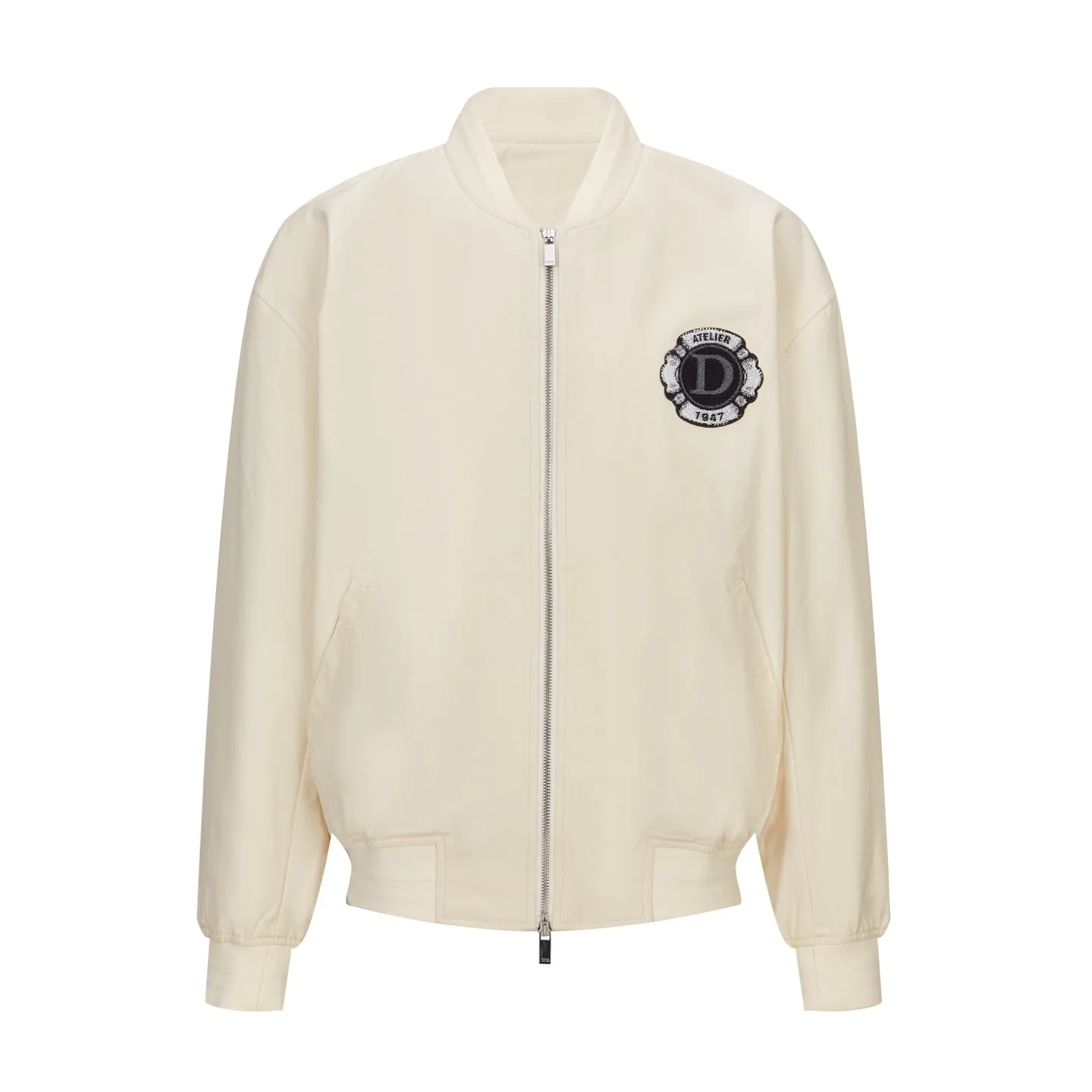 🅿️520 CD 1947 Badge Embroidered Baseball Jacket (off-white). The original version was purchased for 25,000 and developed. It is custom-woven cotton woven fabric with a slightly melting jacquard pattern. It is different from the texture of ordinary workwear on the market. The fabric feels very good. The main body of the back embroidery uses fixed-dye matte embroidery thread on the board and needle embroidery technology. Based on the overall size of the original image as the standard, the embroidery is accurately positioned with laser, and the edge is processed using a special overlocking method. The main lines of the pattern are outlined with needle embroidery and tatami embroidery can be used to fill in the background or details of the pattern. The pattern is embroidered with Tajima machine thousands of needles. The fine stitching method is dense and ultra-high density without revealing white. The pattern is clear and has a strong sense of lines and three-dimensionality. The added three-dimensional design enriches the spatial level of the overall picture. The hardware and accessories of the whole garment are all customized according to the original molding, with two-way zipper opening and closing, and a zipper puller engraved with the DR logo. Size:46-48-50-52