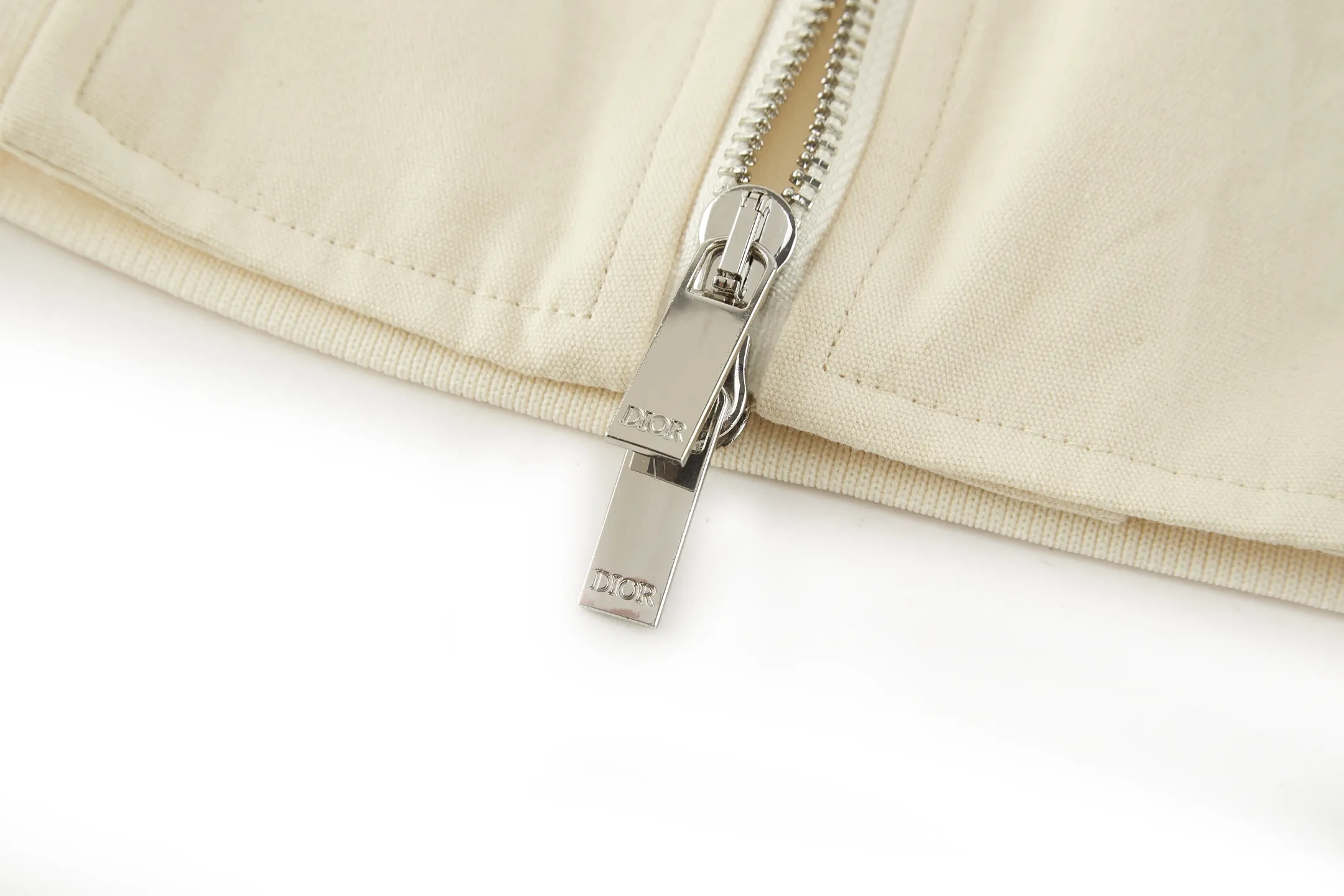 🅿️520 CD 1947 Badge Embroidered Baseball Jacket (off-white). The original version was purchased for 25,000 and developed. It is custom-woven cotton woven fabric with a slightly melting jacquard pattern. It is different from the texture of ordinary workwear on the market. The fabric feels very good. The main body of the back embroidery uses fixed-dye matte embroidery thread on the board and needle embroidery technology. Based on the overall size of the original image as the standard, the embroidery is accurately positioned with laser, and the edge is processed using a special overlocking method. The main lines of the pattern are outlined with needle embroidery and tatami embroidery can be used to fill in the background or details of the pattern. The pattern is embroidered with Tajima machine thousands of needles. The fine stitching method is dense and ultra-high density without revealing white. The pattern is clear and has a strong sense of lines and three-dimensionality. The added three-dimensional design enriches the spatial level of the overall picture. The hardware and accessories of the whole garment are all customized according to the original molding, with two-way zipper opening and closing, and a zipper puller engraved with the DR logo. Size:46-48-50-52