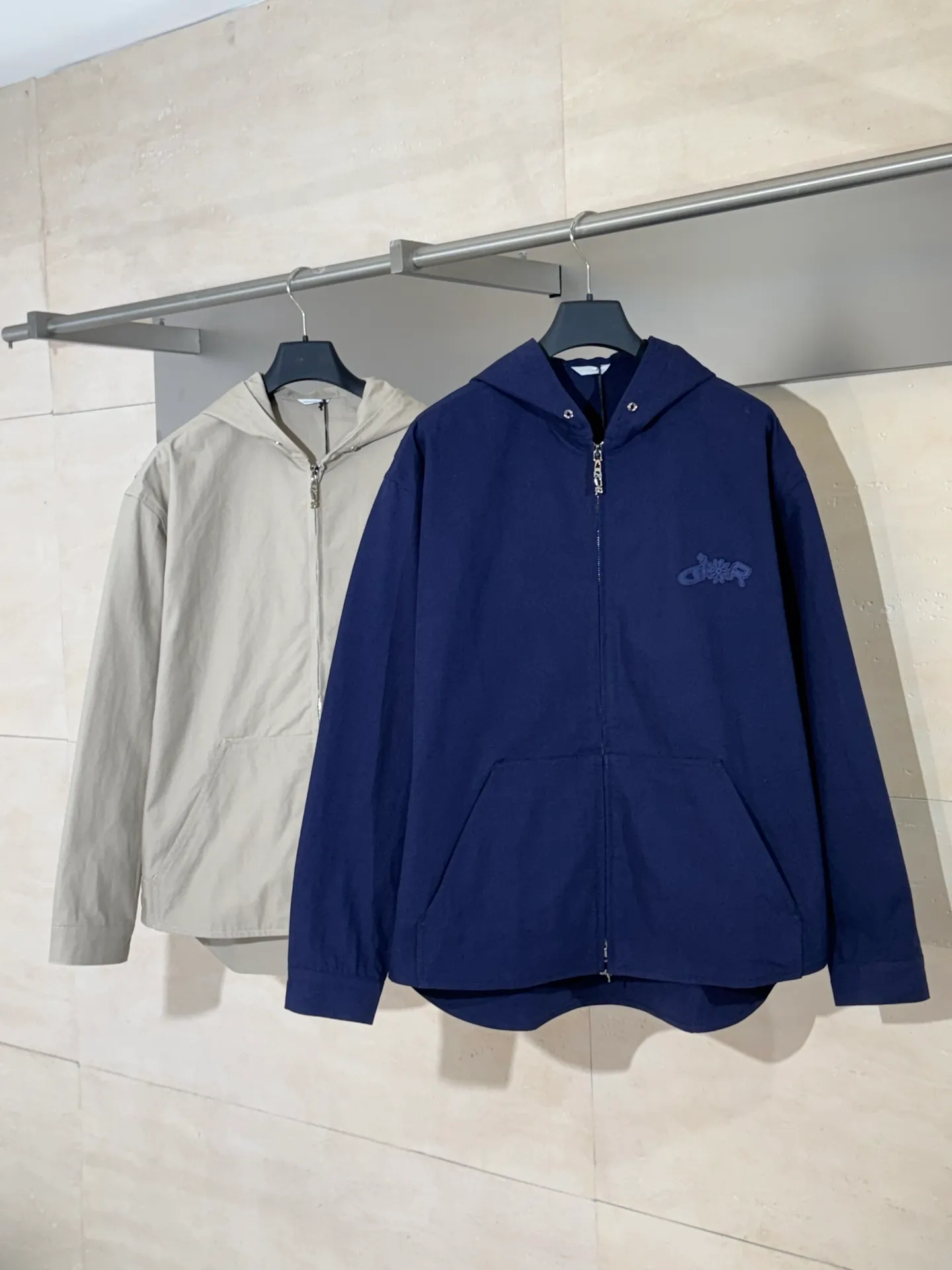 🅿️600 Dio*/Dior 25ss new hooded jacket with letter embroidery on the chest, new product in the 2025 autumn series, from the AND LEWIS HLTON limited series. Crafted from blue cotton and embellished with tonal co-branded embroidery, the logo is reinterpreted in a graphic style. Can be paired with this joint series to create a sophisticated look.  Size：S/M/L/XL