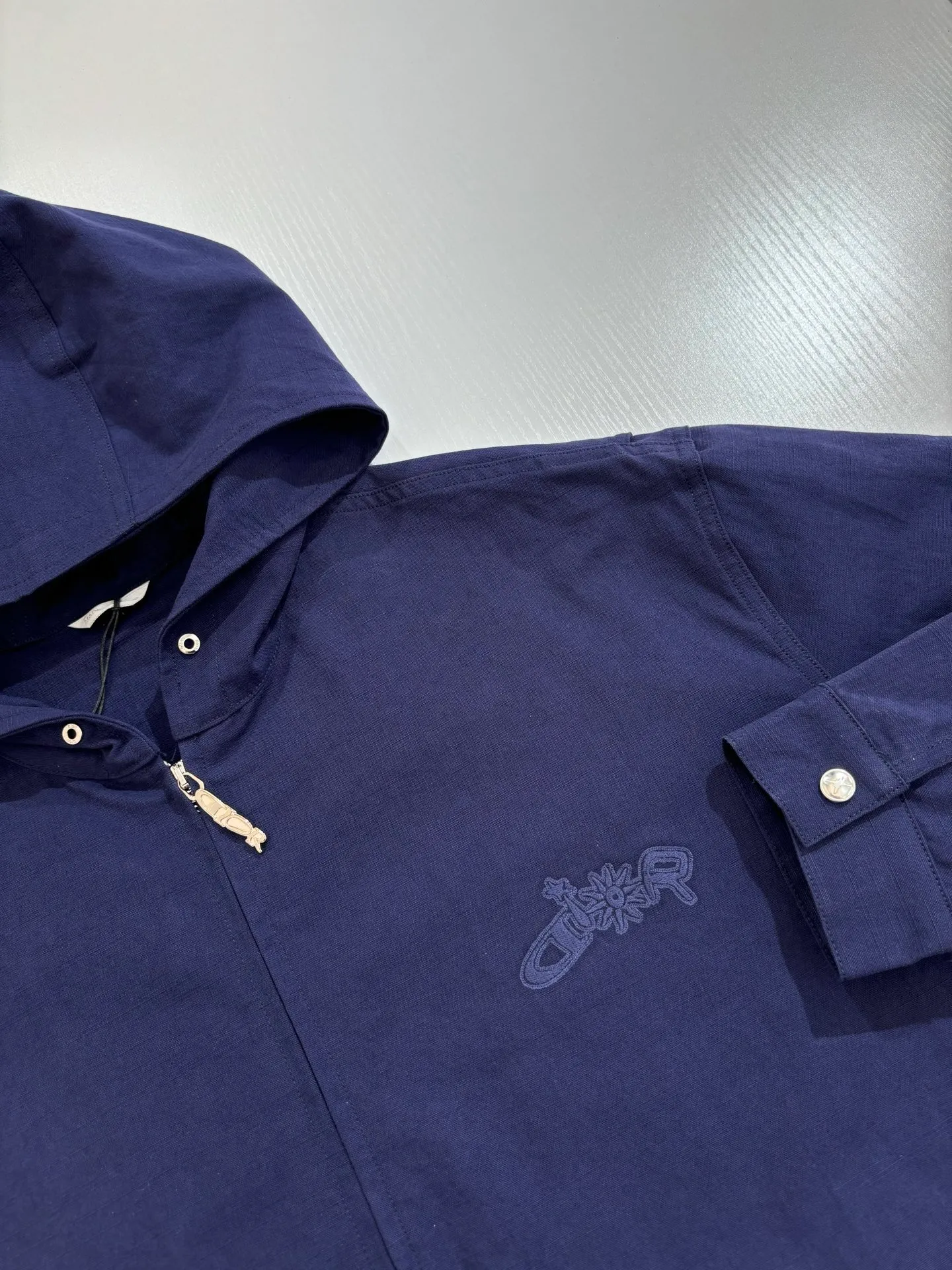 🅿️600 Dio*/Dior 25ss new hooded jacket with letter embroidery on the chest, new product in the 2025 autumn series, from the AND LEWIS HLTON limited series. Crafted from blue cotton and embellished with tonal co-branded embroidery, the logo is reinterpreted in a graphic style. Can be paired with this joint series to create a sophisticated look.  Size：S/M/L/XL