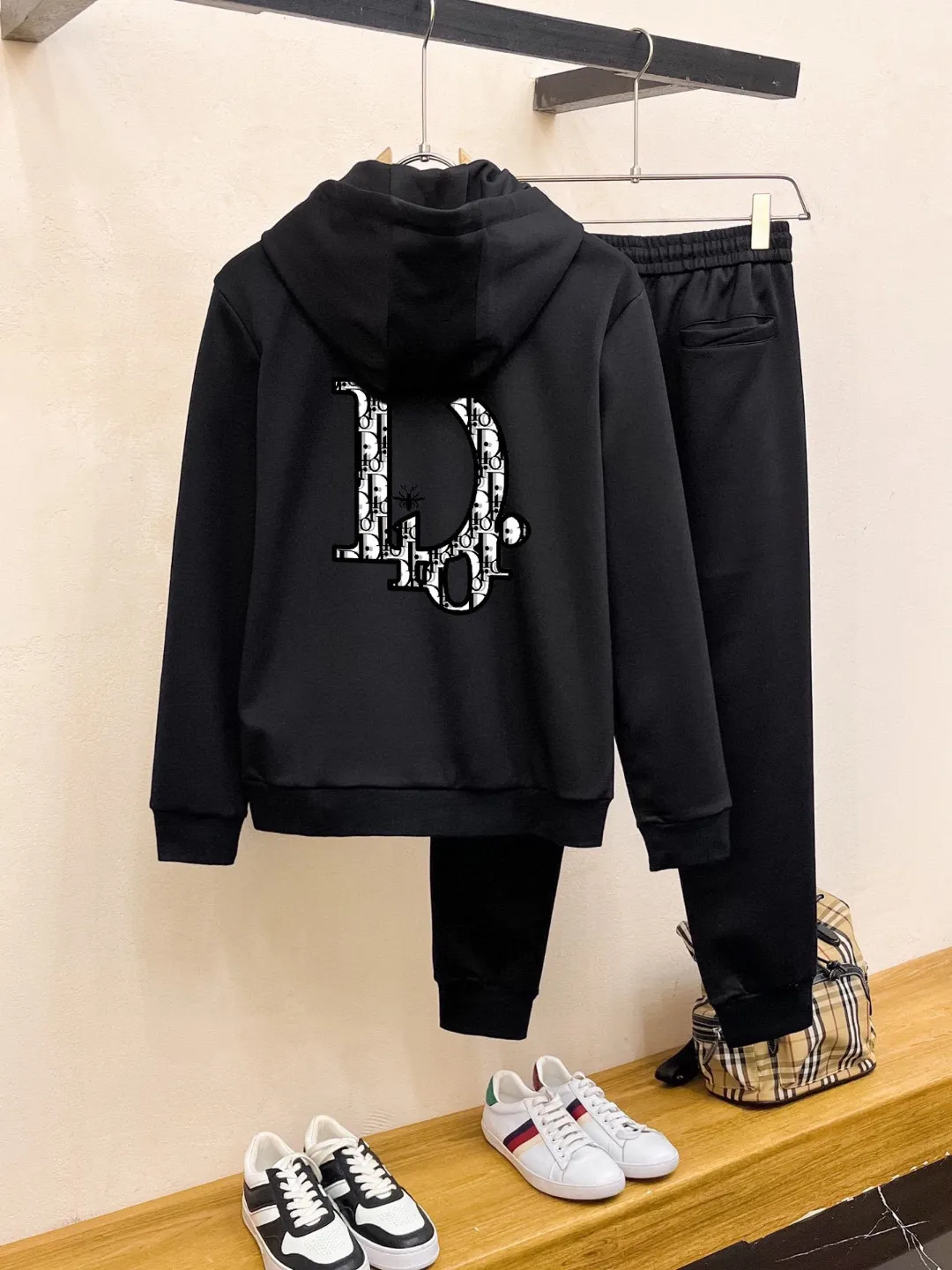 🅿️420 [DIOR Dior] (Fat Man Gospel) hot-selling suit is coming. Focus on the original version of the official website. 2025 new hot-selling cardigan sweater suit. The original order is the best product. 🇭🇰The meticulous work of top designers is dedicated to a fitting and perfect upper body effect. All-natural high-quality Roman cotton 100%, close-fitting comfort, noble and elegant! Original hardware embodies elegance and nobility! Counter size: M-5XL (maximum wear up to 220 pounds)