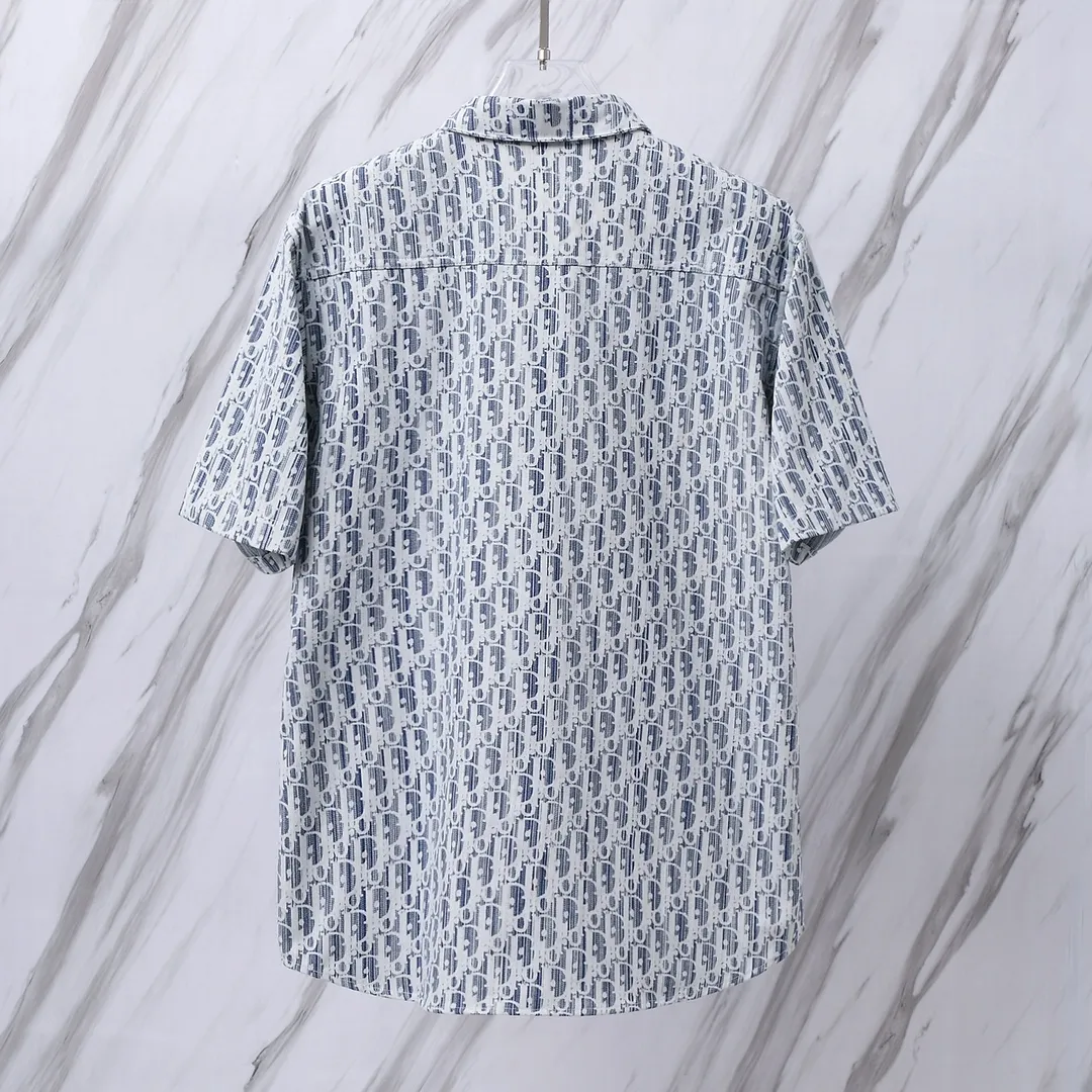 🅿️260 Item No.: D68 (Dior CD all-over lettering denim jacquard short-sleeved shirt) Dior/Dior DR letter-dyed all-over logo jacquard short-sleeved shirt jacket. The fabric is made of high-definition fabrics and is based on the original version. 36 processes are independently completed in the own brand factory assembly line. Exquisite workmanship, neat routing, fine stitch length, loose and versatile version, casual and fashionable trend The buttons are made of exclusive molded aluminum buttons, which are not easy to rust after being stored for a long time after washing. The "Dior" letters on the small buttons on the pockets are clearly visible. The letters on the fabric are printed using a discharge printing process. The color of the original yarn is turned into dark blue. It is not the so-called printed or jacquard fabric on the market. The texture of the fabric is thick and stiff, and the fabric properties are not easy to wrinkle. The dyeing yarn restores the original color. The packaging uses a new packaging bag with DR letters. The packaging tags are complete. The same style for men and women. Can be packaged in a full gift box. Color: light blue. Short-sleeved size: 38/39/40/41