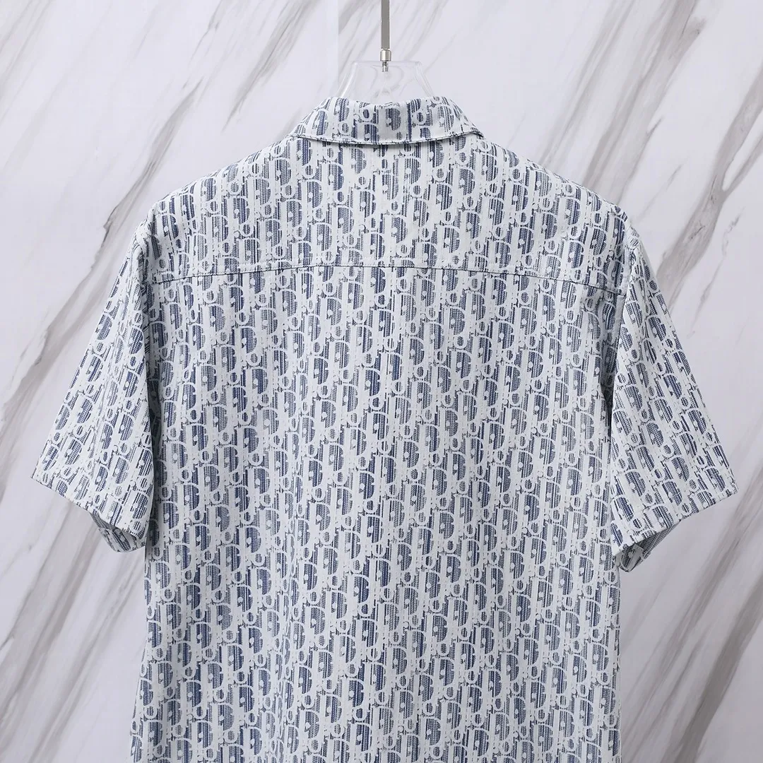 🅿️260 Item No.: D68 (Dior CD all-over lettering denim jacquard short-sleeved shirt) Dior/Dior DR letter-dyed all-over logo jacquard short-sleeved shirt jacket. The fabric is made of high-definition fabrics and is based on the original version. 36 processes are independently completed in the own brand factory assembly line. Exquisite workmanship, neat routing, fine stitch length, loose and versatile version, casual and fashionable trend The buttons are made of exclusive molded aluminum buttons, which are not easy to rust after being stored for a long time after washing. The "Dior" letters on the small buttons on the pockets are clearly visible. The letters on the fabric are printed using a discharge printing process. The color of the original yarn is turned into dark blue. It is not the so-called printed or jacquard fabric on the market. The texture of the fabric is thick and stiff, and the fabric properties are not easy to wrinkle. The dyeing yarn restores the original color. The packaging uses a new packaging bag with DR letters. The packaging tags are complete. The same style for men and women. Can be packaged in a full gift box. Color: light blue. Short-sleeved size: 38/39/40/41