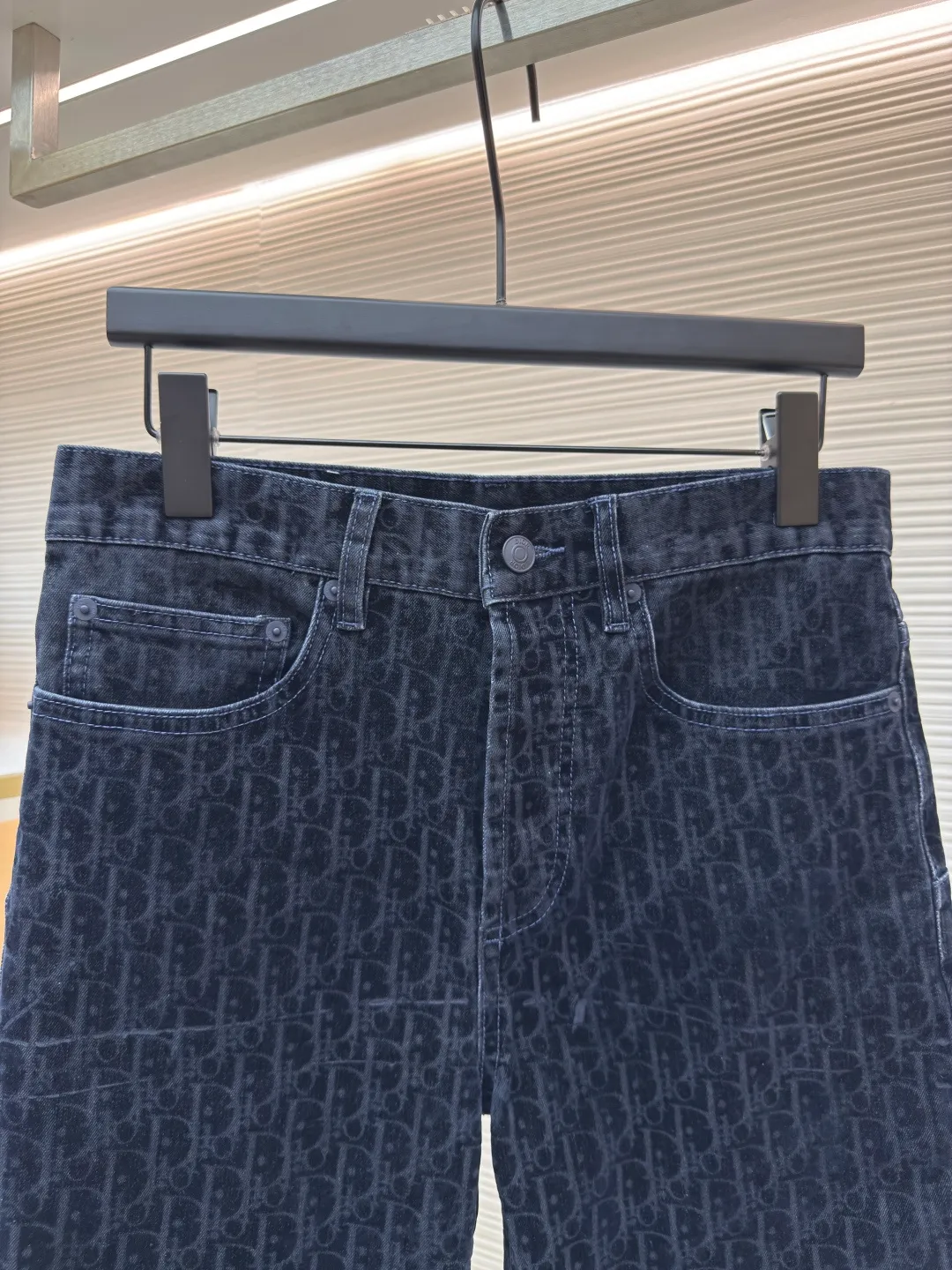 Diorx KAWS co-branded jeans ●Authentic product: Purchased and developed by 15869 ●Item number: 1680583-B70 ●Material: blended denim ●Technology: embroidered patches ●Version: fitted version ●Weight: about 640 grams ●Size: 29-30-32-34-36 ●Description: Made of customized blue cotton blended denim fabric, pocket design on both sides of the front panel, custom Dior lettering leather patch on the rear, and rear hip decoration DIOR AND KAWS embroidery design reinterprets the Dior logo with a colorful snake shape. The placket is molded to customize Dior letter buttons of the same color. The whole body is decorated with Oblique printing of the same color. It is truly a 1:1 copy. Close your eyes and enter.