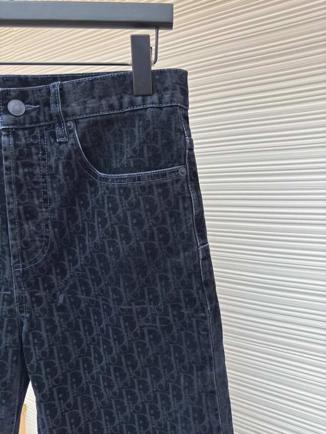 Diorx KAWS co-branded jeans ●Authentic product: Purchased and developed by 15869 ●Item number: 1680583-B70 ●Material: blended denim ●Technology: embroidered patches ●Version: fitted version ●Weight: about 640 grams ●Size: 29-30-32-34-36 ●Description: Made of customized blue cotton blended denim fabric, pocket design on both sides of the front panel, custom Dior lettering leather patch on the rear, and rear hip decoration DIOR AND KAWS embroidery design reinterprets the Dior logo with a colorful snake shape. The placket is molded to customize Dior letter buttons of the same color. The whole body is decorated with Oblique printing of the same color. It is truly a 1:1 copy. Close your eyes and enter.