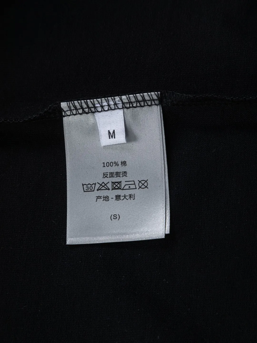 🅿️200 DIOR Dior Dior CD micro wide version S-XL Dior 26ss official website is always unbeatable classic style permanent boutique counter timeless classic style simple letter logo on chest🪡 embroidery + velvet simple letter logo on back🪡 embroidered logo heavy craftsmanship same style for men and women short-sleeved T-shirt, cotton blended terry jersey fabric, original development This is from the 2025 beachwear limited series. The full-logo jacquard towel highlights the classic Obliave flower. It is matched with an S-shaped round neck and topstitching. It is unique. The whole body is decorated with obliqve jacquard. The ribbed round neck is matched with V-shaped topstitching. Customized accessories. The whole body is customized and developed according to the Y-panel... Complete with three standards, it can control various styles and pay tribute to Dior's historic year! Coupled with the blessing of full-flower cotton material, both the upper body comfort and the existence are unparalleled. It can be said to be a must-have companion in summer. The excellent breathability and comfortable wearing feeling are unparalleled~ Recommended! ! Same style for men and women! Color: Black White Size: S-XL Size chart: S: Shoulder width 50-Bust 56-Length 70 M: Shoulder width 52-Bust 57-Length 72 L: Shoulder width 54-Bust 59-Length 74 XL: Shoulder width 56-Bust 62-Length 76