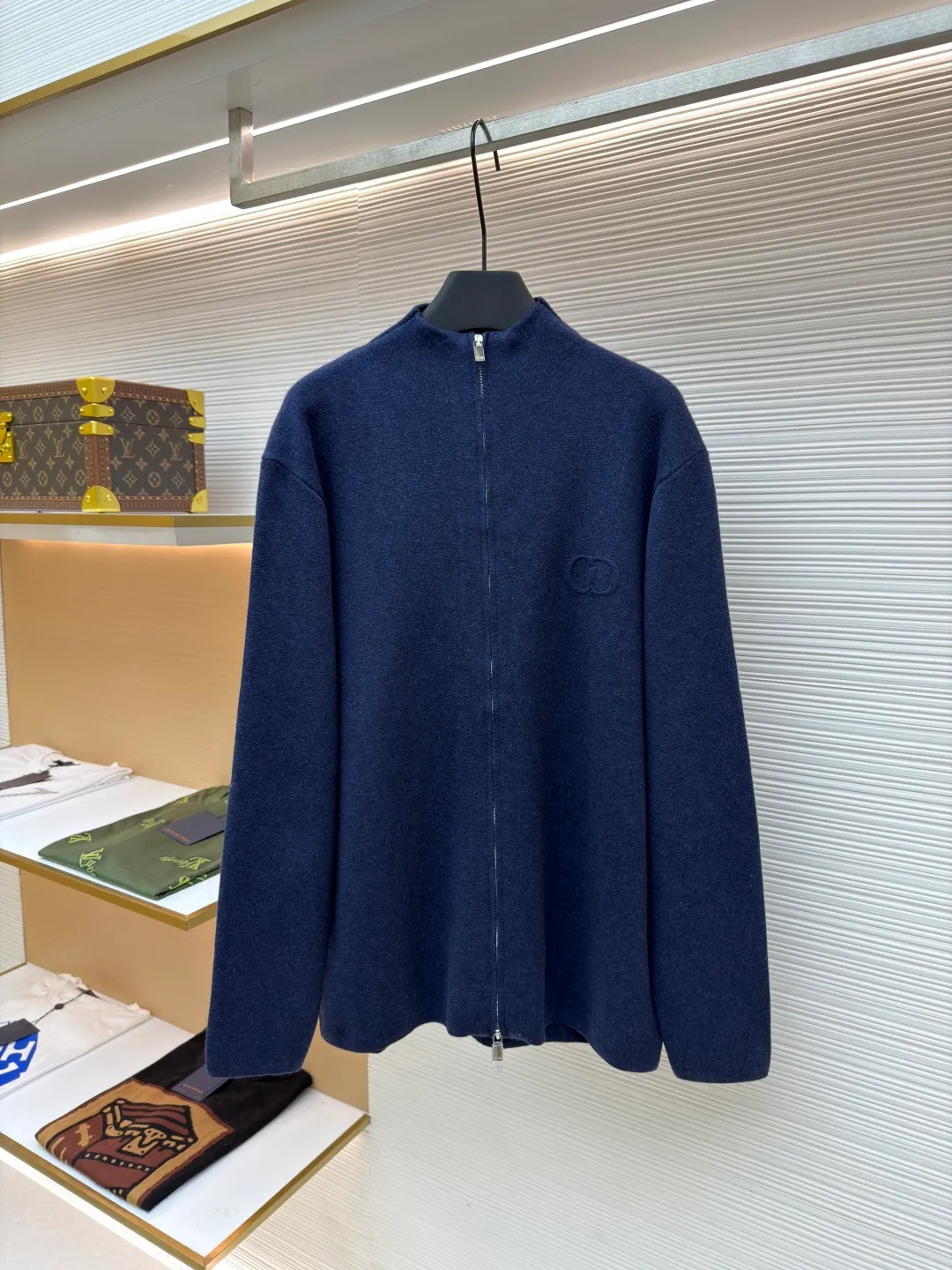 Dior CD letter woolen jacket ●Original version: purchased and developed by 15174 ●Item number: 1680947-B60 ●Fabric: wool blended fabric ●Technology: woolen fabric ●Version: fitted version ●Weight: about 710 grams ●Size: XS-S-M-L ●Description: The wool material is made of 48 counts of ultra-fine 50% wool and 50% cotton blended yarn. It uses an imported 14-gauge wool loom to double-sided three-dimensional weaving. A single piece takes 270 minutes per piece. The letters on the chest are molded and customized with silicone three-dimensional relief embossing technology. The No. 5 thread double-pull letter zipper is customized. The overall wiring is straight and delicate. The fabric is comfortable and soft, and the color is consistent and has no color difference. It can be matched with the same style to create a fashionable look, and can be used in various occasions. Customized accessories, complete with three standards, same style for men and women!