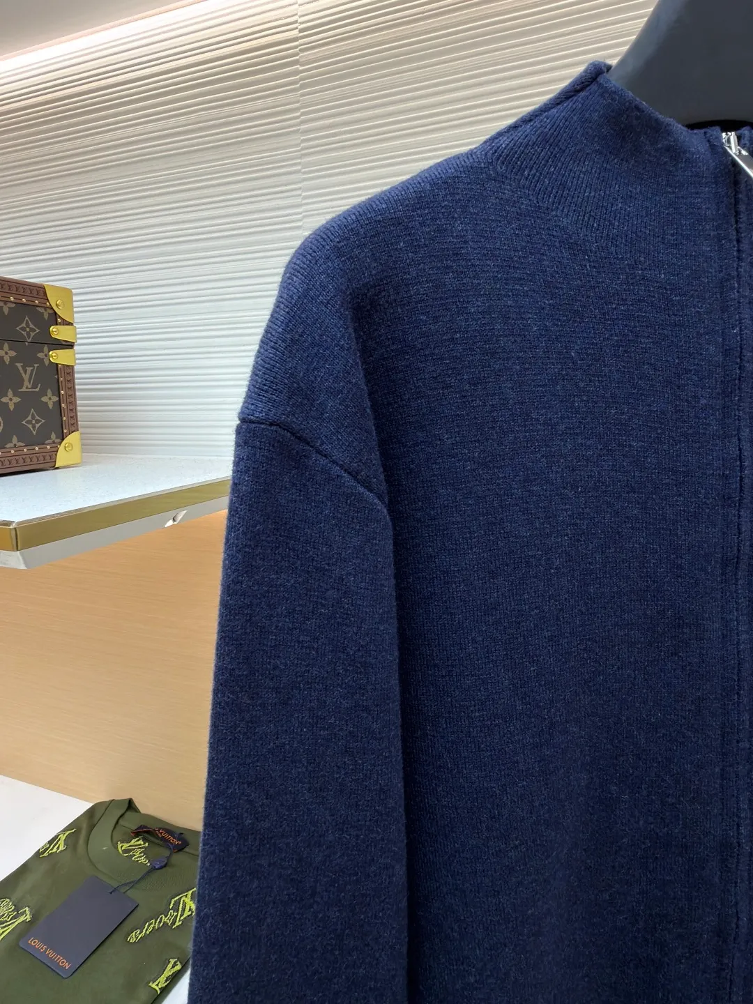 Dior CD letter woolen jacket ●Original version: purchased and developed by 15174 ●Item number: 1680947-B60 ●Fabric: wool blended fabric ●Technology: woolen fabric ●Version: fitted version ●Weight: about 710 grams ●Size: XS-S-M-L ●Description: The wool material is made of 48 counts of ultra-fine 50% wool and 50% cotton blended yarn. It uses an imported 14-gauge wool loom to double-sided three-dimensional weaving. A single piece takes 270 minutes per piece. The letters on the chest are molded and customized with silicone three-dimensional relief embossing technology. The No. 5 thread double-pull letter zipper is customized. The overall wiring is straight and delicate. The fabric is comfortable and soft, and the color is consistent and has no color difference. It can be matched with the same style to create a fashionable look, and can be used in various occasions. Customized accessories, complete with three standards, same style for men and women!
