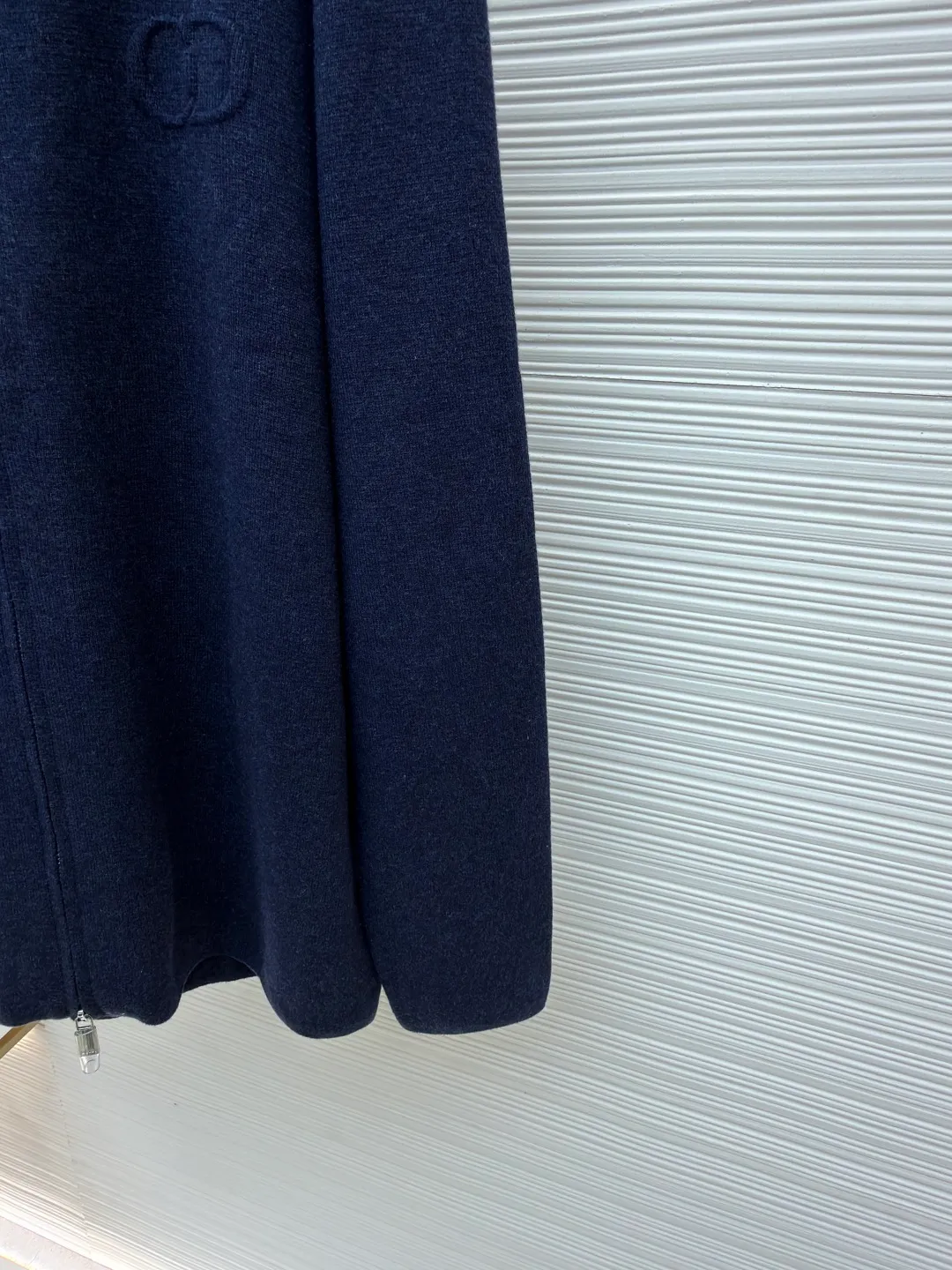 Dior CD letter woolen jacket ●Original version: purchased and developed by 15174 ●Item number: 1680947-B60 ●Fabric: wool blended fabric ●Technology: woolen fabric ●Version: fitted version ●Weight: about 710 grams ●Size: XS-S-M-L ●Description: The wool material is made of 48 counts of ultra-fine 50% wool and 50% cotton blended yarn. It uses an imported 14-gauge wool loom to double-sided three-dimensional weaving. A single piece takes 270 minutes per piece. The letters on the chest are molded and customized with silicone three-dimensional relief embossing technology. The No. 5 thread double-pull letter zipper is customized. The overall wiring is straight and delicate. The fabric is comfortable and soft, and the color is consistent and has no color difference. It can be matched with the same style to create a fashionable look, and can be used in various occasions. Customized accessories, complete with three standards, same style for men and women!