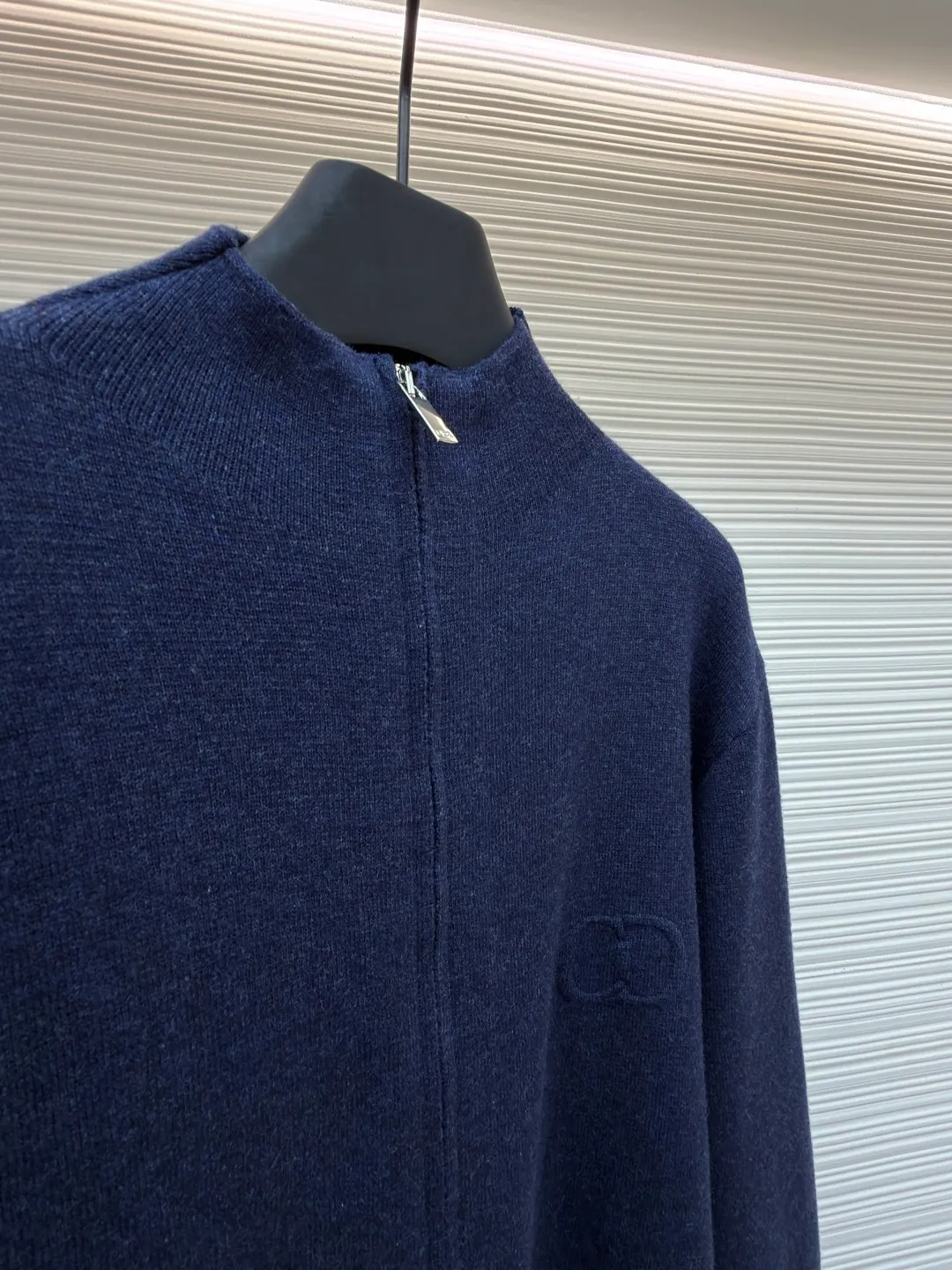 Dior CD letter woolen jacket ●Original version: purchased and developed by 15174 ●Item number: 1680947-B60 ●Fabric: wool blended fabric ●Technology: woolen fabric ●Version: fitted version ●Weight: about 710 grams ●Size: XS-S-M-L ●Description: The wool material is made of 48 counts of ultra-fine 50% wool and 50% cotton blended yarn. It uses an imported 14-gauge wool loom to double-sided three-dimensional weaving. A single piece takes 270 minutes per piece. The letters on the chest are molded and customized with silicone three-dimensional relief embossing technology. The No. 5 thread double-pull letter zipper is customized. The overall wiring is straight and delicate. The fabric is comfortable and soft, and the color is consistent and has no color difference. It can be matched with the same style to create a fashionable look, and can be used in various occasions. Customized accessories, complete with three standards, same style for men and women!