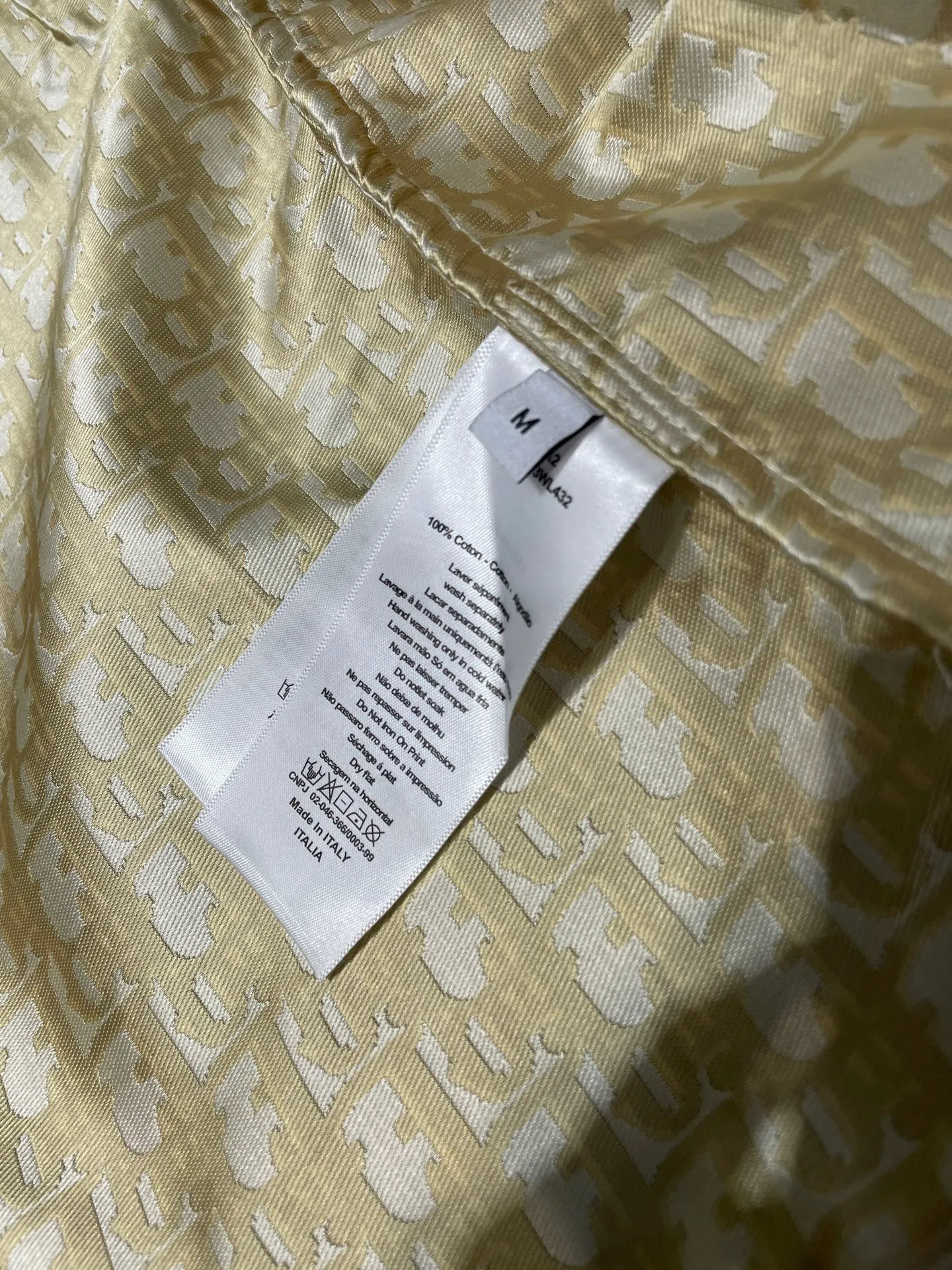 🅿️540 Dior 🌟【Top original order】25Ss early spring new style presbyopic jacket original development! High quality production! This hooded jacket is decorated with gold Oblique jacquard, recalling the classic pattern launched by Dior in 1967. YB customized gold taffeta technical jacquard fabric, and the right pocket is decorated with bee embroidery, which is more refined. Super super heavy work‼ The most important thing is to make a floral design, the workmanship cost is double that of an ordinary jacket, the texture is really invincible. Size: s m l