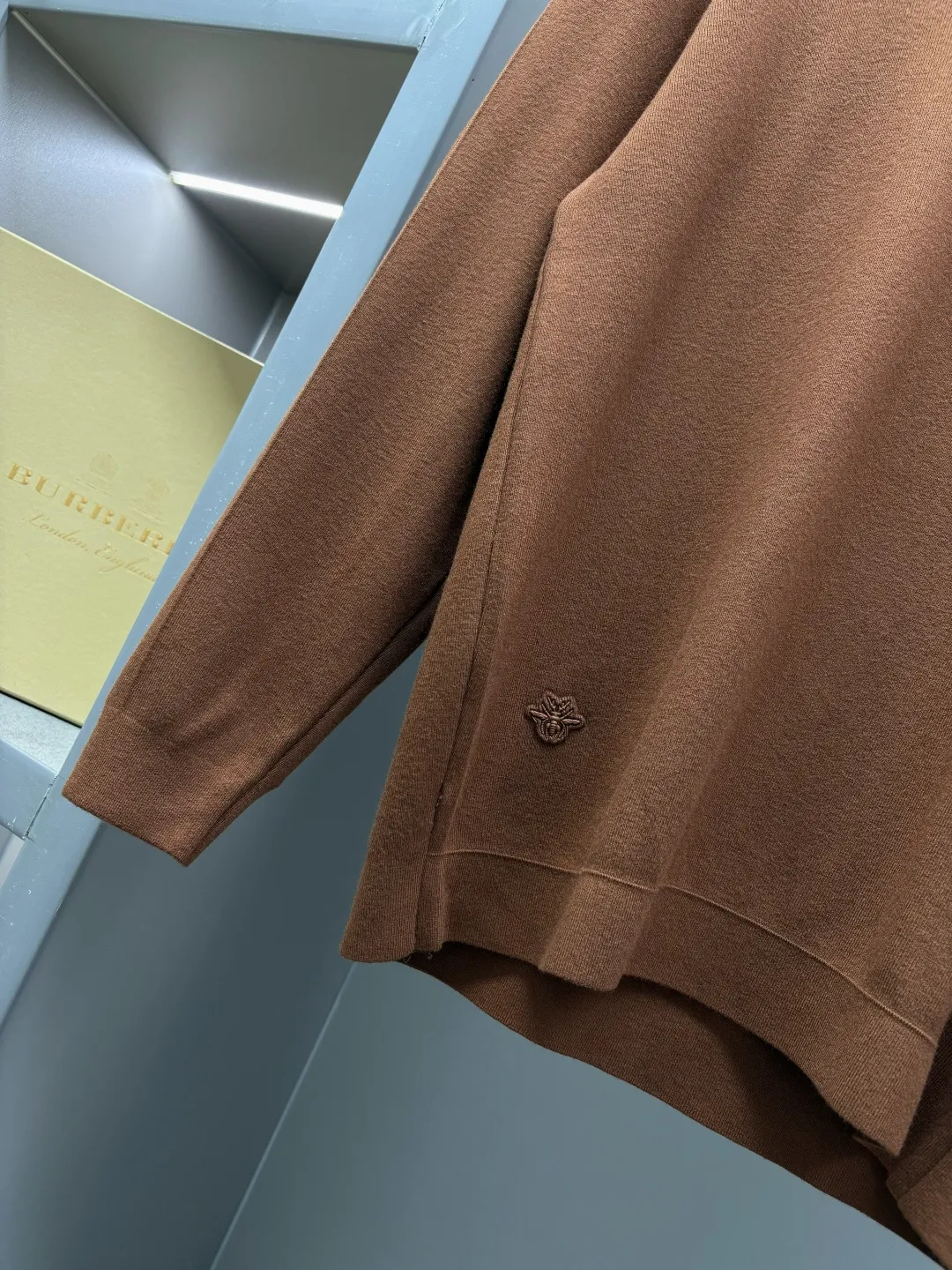 🅿️320 DIOR Dior's new little bee sweater. Original fabric. Official same style. Weaved with customized natural medium-thick imported wool yarn, very comfortable and smooth to the touch. Very wide and stylish. Produced by a first-line brand factory. Woven by imported machines. It is very soft and skin-friendly to wear. It will not deform after long-term wear. The latest autumn and winter style. Fashionable and personalized. Super versatile and good-looking. Very suitable for both men and women. A must-have for everyone. Color: black, sapphire blue, green Caramel Color Size: L-4XL