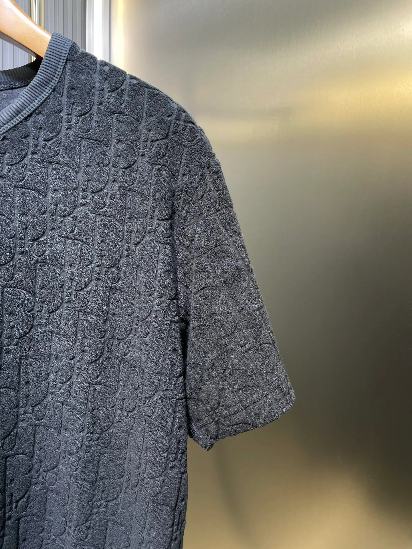 🅿️280 dior🌟【Top replica】All-over printed terry short sleeves Process description: Custom-woven and dyed pure cotton 100% jacquard material oblique presbyopic pattern fabric Weight 300g Positioning pattern Positioning tailoring Every piece is in the same position Jacquard cotton towel material Dark pattern Heavy feel The overall wiring is straight and delicate, the fabric is comfortable and soft, the color is consistent and no color difference It can be matched with the same style to create a fashionable look, and can be used in various occasions. Customized accessories, complete with three standards, same style for men and women! size：s-xl