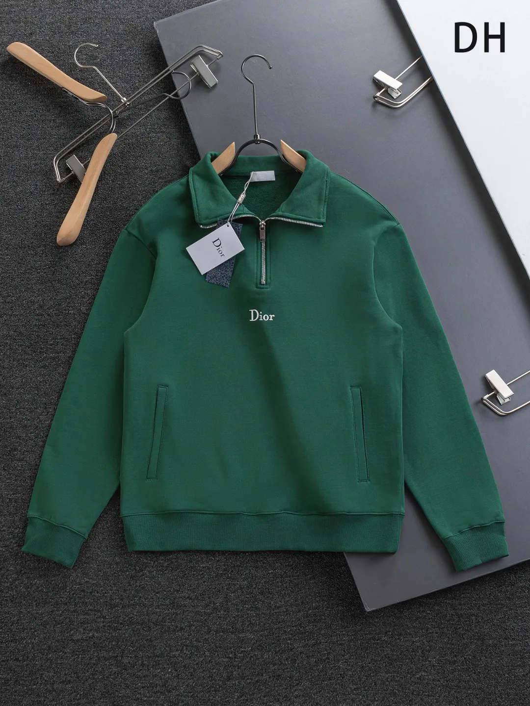 🅿️320 DIOR Dior CD micro wide version S-XL DIOR 25ss autumn and winter stand-up collar sweatshirt new Paris fashion show timeless classic style Stand collar, chest zipper, CD letter embroidered 🪡 logo pattern, the back panel is the leader in the luxury world, D family is well-deserved, and the piece I am going to talk about today, the first thing that catches the eye is the loose and comfortable black and white solid color version~~ The ribbed round collar has become the best modification of its version, while D family has the upper body LOGO listed on the front, and the unique letter logo patch embroidery design highlights the texture! The most traditional modification method combined with the simplest color scale contrast forms the strongest and direct contrast, and this is often the most concise and clear minimalist modification method~~A nostalgic classic atmosphere also spreads in this work inadvertently! ! Featuring a distinctive 47 logo patch embroidery on the front, a unique tribute to Dior's historic year! Coupled with the blessing of 440 grams of cotton material, both the comfort of the upper body is unparalleled. It can be said to be a must-have companion in summer. The excellent breathability and comfortable wearing feeling are unparalleled~ Recommended! ! Color: Gray Green Size: S-XL Size chart: S: Shoulder width 51-Bust 56-Length 69 M: Shoulder width 52.5-Bust 58-Length 71 L: Shoulder width 54-Bust 60-Length 73 XL: Shoulder width 55.5-Bust 62-Length 75