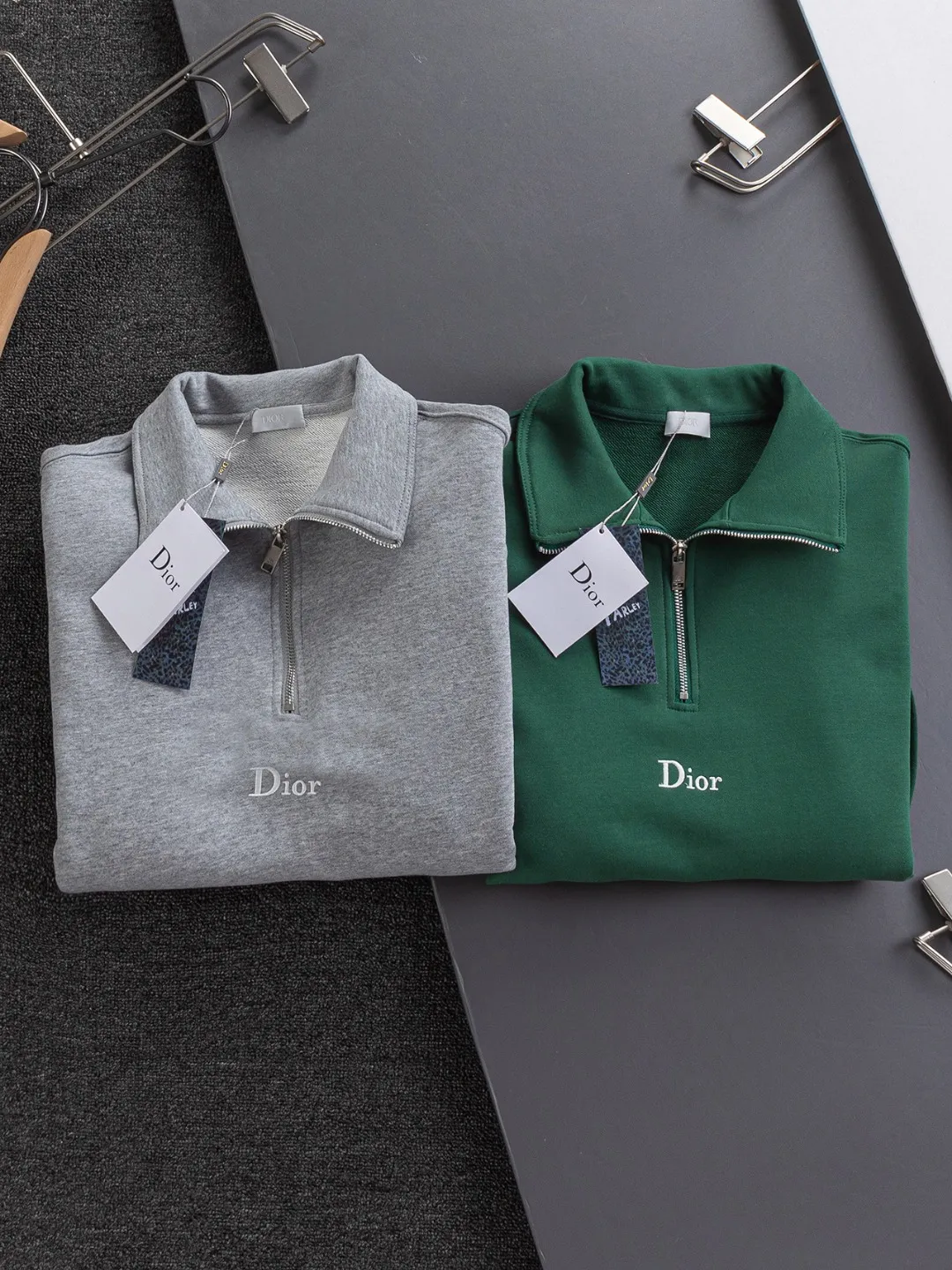 🅿️320 DIOR Dior CD micro wide version S-XL DIOR 25ss autumn and winter stand-up collar sweatshirt new Paris fashion show timeless classic style Stand collar, chest zipper, CD letter embroidered 🪡 logo pattern, the back panel is the leader in the luxury world, D family is well-deserved, and the piece I am going to talk about today, the first thing that catches the eye is the loose and comfortable black and white solid color version~~ The ribbed round collar has become the best modification of its version, while D family has the upper body LOGO listed on the front, and the unique letter logo patch embroidery design highlights the texture! The most traditional modification method combined with the simplest color scale contrast forms the strongest and direct contrast, and this is often the most concise and clear minimalist modification method~~A nostalgic classic atmosphere also spreads in this work inadvertently! ! Featuring a distinctive 47 logo patch embroidery on the front, a unique tribute to Dior's historic year! Coupled with the blessing of 440 grams of cotton material, both the comfort of the upper body is unparalleled. It can be said to be a must-have companion in summer. The excellent breathability and comfortable wearing feeling are unparalleled~ Recommended! ! Color: Gray Green Size: S-XL Size chart: S: Shoulder width 51-Bust 56-Length 69 M: Shoulder width 52.5-Bust 58-Length 71 L: Shoulder width 54-Bust 60-Length 73 XL: Shoulder width 55.5-Bust 62-Length 75