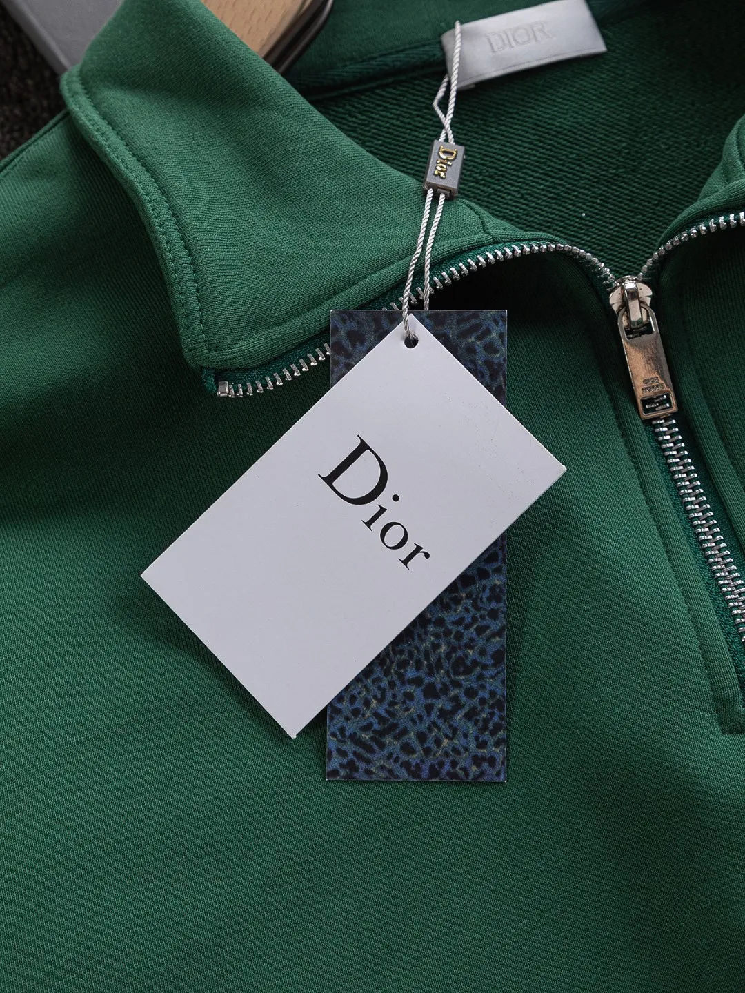 🅿️320 DIOR Dior CD micro wide version S-XL DIOR 25ss autumn and winter stand-up collar sweatshirt new Paris fashion show timeless classic style Stand collar, chest zipper, CD letter embroidered 🪡 logo pattern, the back panel is the leader in the luxury world, D family is well-deserved, and the piece I am going to talk about today, the first thing that catches the eye is the loose and comfortable black and white solid color version~~ The ribbed round collar has become the best modification of its version, while D family has the upper body LOGO listed on the front, and the unique letter logo patch embroidery design highlights the texture! The most traditional modification method combined with the simplest color scale contrast forms the strongest and direct contrast, and this is often the most concise and clear minimalist modification method~~A nostalgic classic atmosphere also spreads in this work inadvertently! ! Featuring a distinctive 47 logo patch embroidery on the front, a unique tribute to Dior's historic year! Coupled with the blessing of 440 grams of cotton material, both the comfort of the upper body is unparalleled. It can be said to be a must-have companion in summer. The excellent breathability and comfortable wearing feeling are unparalleled~ Recommended! ! Color: Gray Green Size: S-XL Size chart: S: Shoulder width 51-Bust 56-Length 69 M: Shoulder width 52.5-Bust 58-Length 71 L: Shoulder width 54-Bust 60-Length 73 XL: Shoulder width 55.5-Bust 62-Length 75