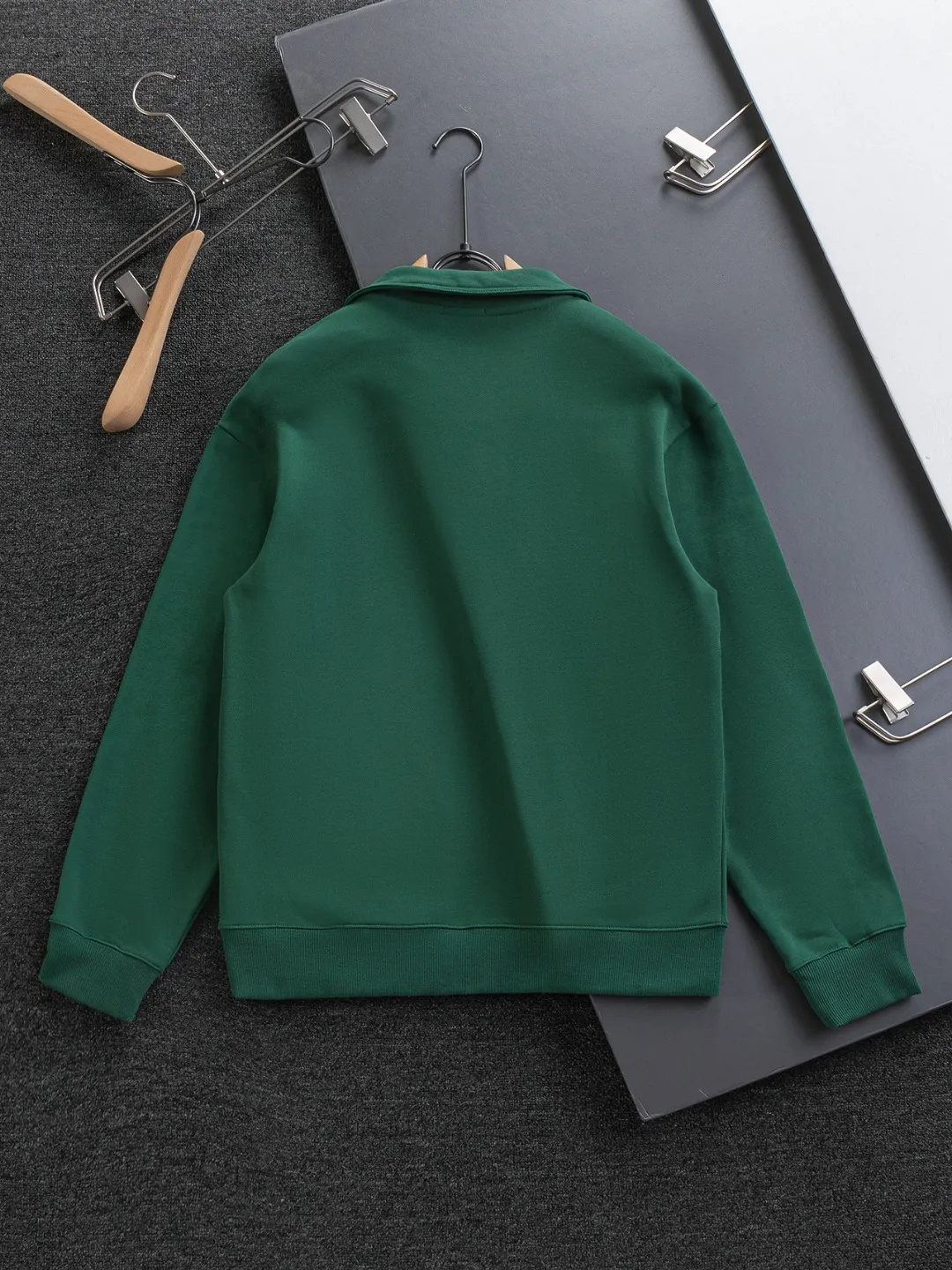 🅿️320 DIOR Dior CD micro wide version S-XL DIOR 25ss autumn and winter stand-up collar sweatshirt new Paris fashion show timeless classic style Stand collar, chest zipper, CD letter embroidered 🪡 logo pattern, the back panel is the leader in the luxury world, D family is well-deserved, and the piece I am going to talk about today, the first thing that catches the eye is the loose and comfortable black and white solid color version~~ The ribbed round collar has become the best modification of its version, while D family has the upper body LOGO listed on the front, and the unique letter logo patch embroidery design highlights the texture! The most traditional modification method combined with the simplest color scale contrast forms the strongest and direct contrast, and this is often the most concise and clear minimalist modification method~~A nostalgic classic atmosphere also spreads in this work inadvertently! ! Featuring a distinctive 47 logo patch embroidery on the front, a unique tribute to Dior's historic year! Coupled with the blessing of 440 grams of cotton material, both the comfort of the upper body is unparalleled. It can be said to be a must-have companion in summer. The excellent breathability and comfortable wearing feeling are unparalleled~ Recommended! ! Color: Gray Green Size: S-XL Size chart: S: Shoulder width 51-Bust 56-Length 69 M: Shoulder width 52.5-Bust 58-Length 71 L: Shoulder width 54-Bust 60-Length 73 XL: Shoulder width 55.5-Bust 62-Length 75