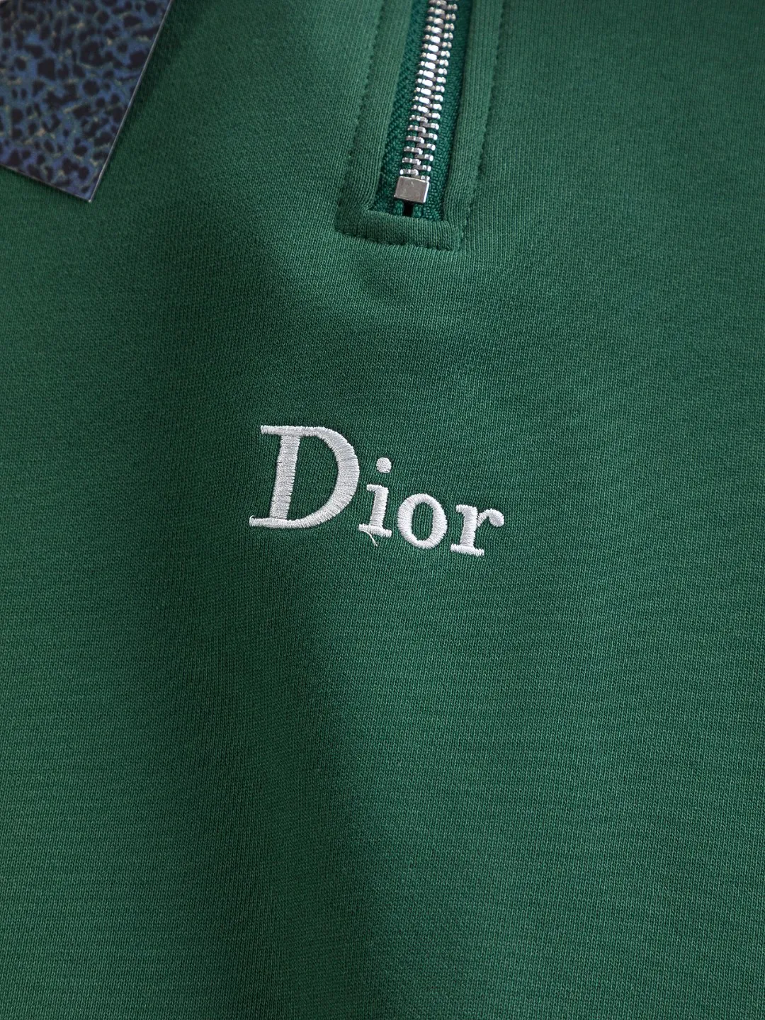 🅿️320 DIOR Dior CD micro wide version S-XL DIOR 25ss autumn and winter stand-up collar sweatshirt new Paris fashion show timeless classic style Stand collar, chest zipper, CD letter embroidered 🪡 logo pattern, the back panel is the leader in the luxury world, D family is well-deserved, and the piece I am going to talk about today, the first thing that catches the eye is the loose and comfortable black and white solid color version~~ The ribbed round collar has become the best modification of its version, while D family has the upper body LOGO listed on the front, and the unique letter logo patch embroidery design highlights the texture! The most traditional modification method combined with the simplest color scale contrast forms the strongest and direct contrast, and this is often the most concise and clear minimalist modification method~~A nostalgic classic atmosphere also spreads in this work inadvertently! ! Featuring a distinctive 47 logo patch embroidery on the front, a unique tribute to Dior's historic year! Coupled with the blessing of 440 grams of cotton material, both the comfort of the upper body is unparalleled. It can be said to be a must-have companion in summer. The excellent breathability and comfortable wearing feeling are unparalleled~ Recommended! ! Color: Gray Green Size: S-XL Size chart: S: Shoulder width 51-Bust 56-Length 69 M: Shoulder width 52.5-Bust 58-Length 71 L: Shoulder width 54-Bust 60-Length 73 XL: Shoulder width 55.5-Bust 62-Length 75
