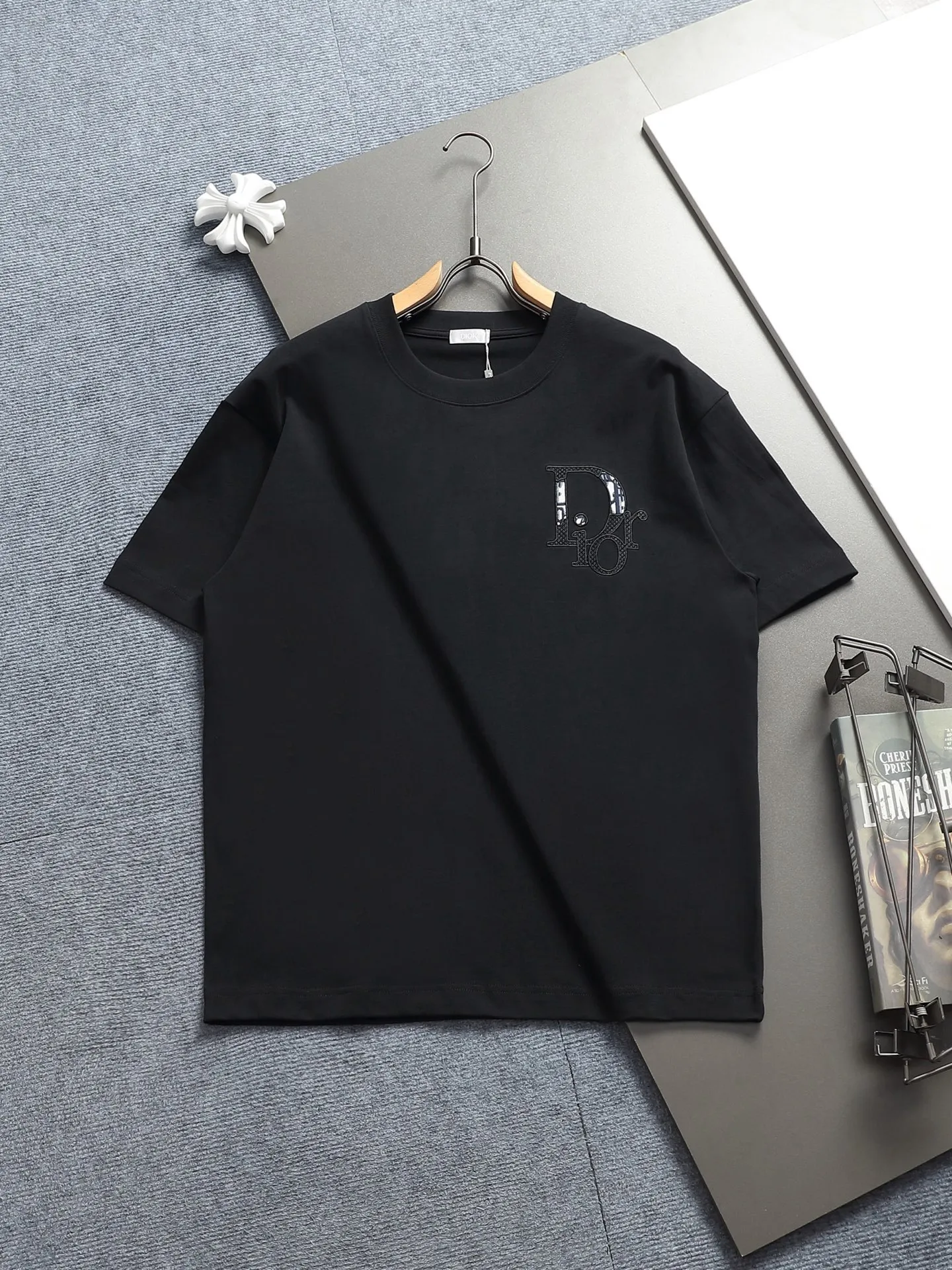 🅿️220 DIOR Dior CD letters Logo logo stitching embroidery🪡 Exquisitely upgraded, inspired by the 1980s retro Original fabric Official same style Customized 320g same vat dyed fabric Very comfortable to the touch Latest brick cabinet synchronization for spring and summer Fashionable and personalized Super versatile and good-looking one Very suitable for both men and women A must-have for everyone Hang tag Collar label Washed wheat Complete with three labels Color: Black White Size: S M L XL