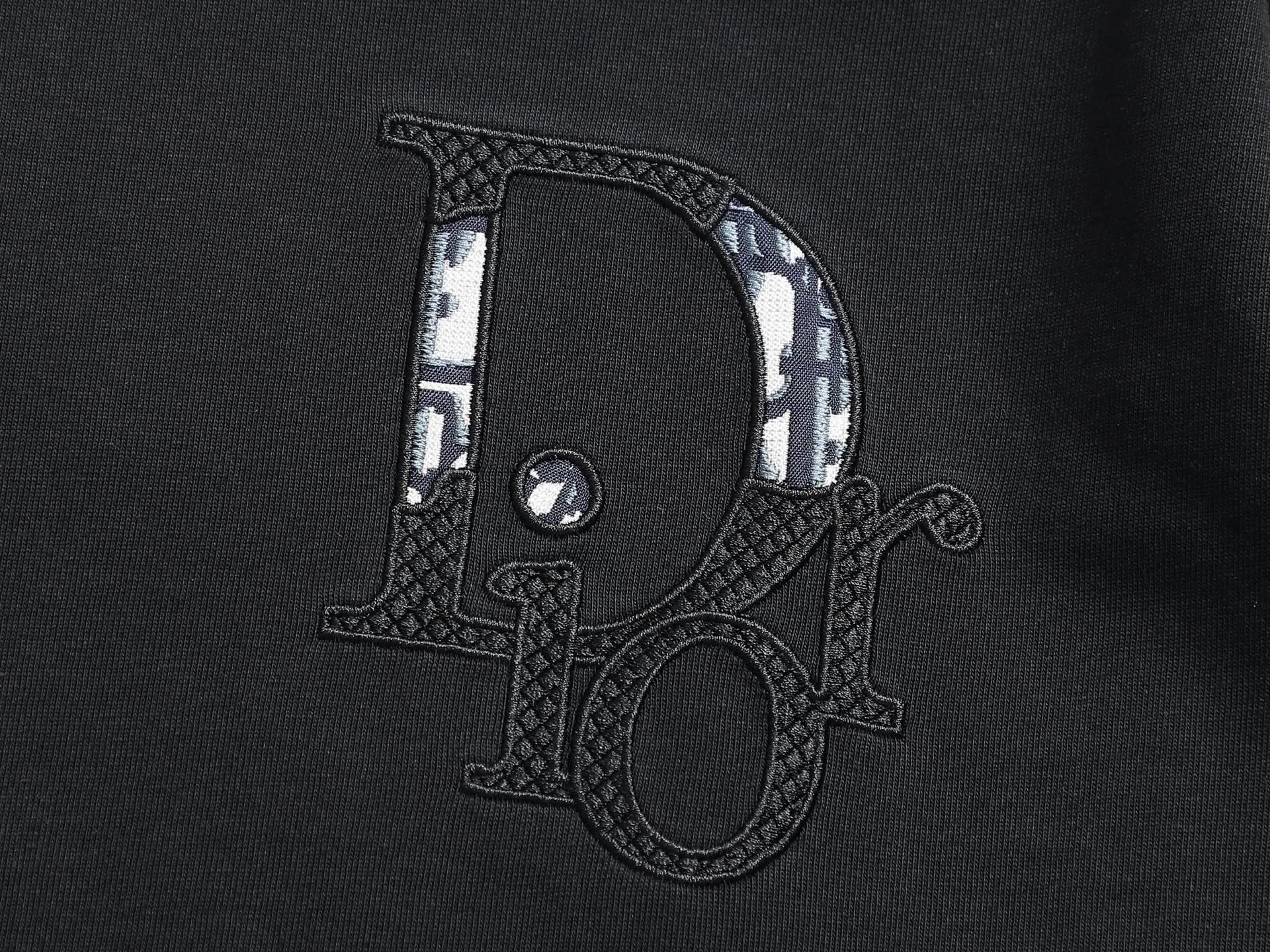 🅿️220 DIOR Dior CD letters Logo logo stitching embroidery🪡 Exquisitely upgraded, inspired by the 1980s retro Original fabric Official same style Customized 320g same vat dyed fabric Very comfortable to the touch Latest brick cabinet synchronization for spring and summer Fashionable and personalized Super versatile and good-looking one Very suitable for both men and women A must-have for everyone Hang tag Collar label Washed wheat Complete with three labels Color: Black White Size: S M L XL