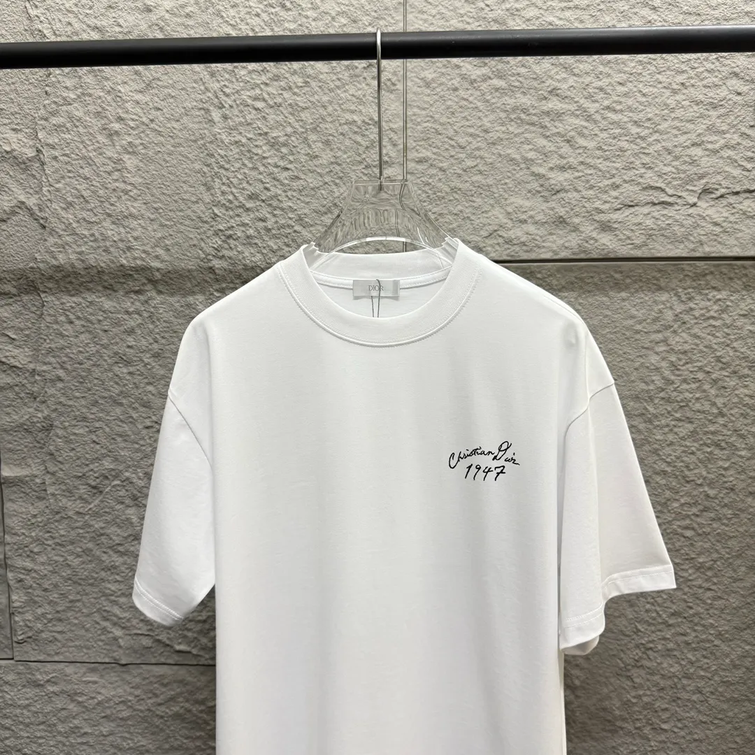 🅿️180 Dio*Dior* 2025 spring and summer style Classic letters 1947 embroidered personalized logo Customized double yarn plain cotton fabric Short-sleeved T-shirt Unisex Size: S (90-130 catties) M (120-150 catties) L (140-165 catties) XL (160-180 catties) XXL (180-210 pounds) Color: black white