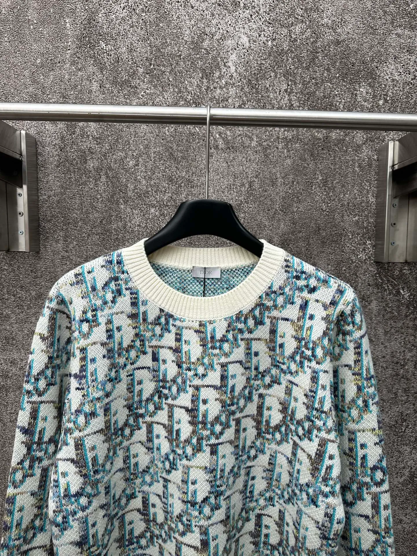 🅿️480 Dior presbyopic all-over print wool sweater is made of 55 wool blended materials, 55% wool and 45% cotton. The weaving method uses 10-count medium-thick and fine grain and is woven on an imported wool loom. This sweater reinterprets Dior's classic Oblique print pattern. Crafted from sheep wool jacquard with ribbed details for a classic silhouette. Can be paired with a variety of outfits to show off your personality. Size: S M L XL