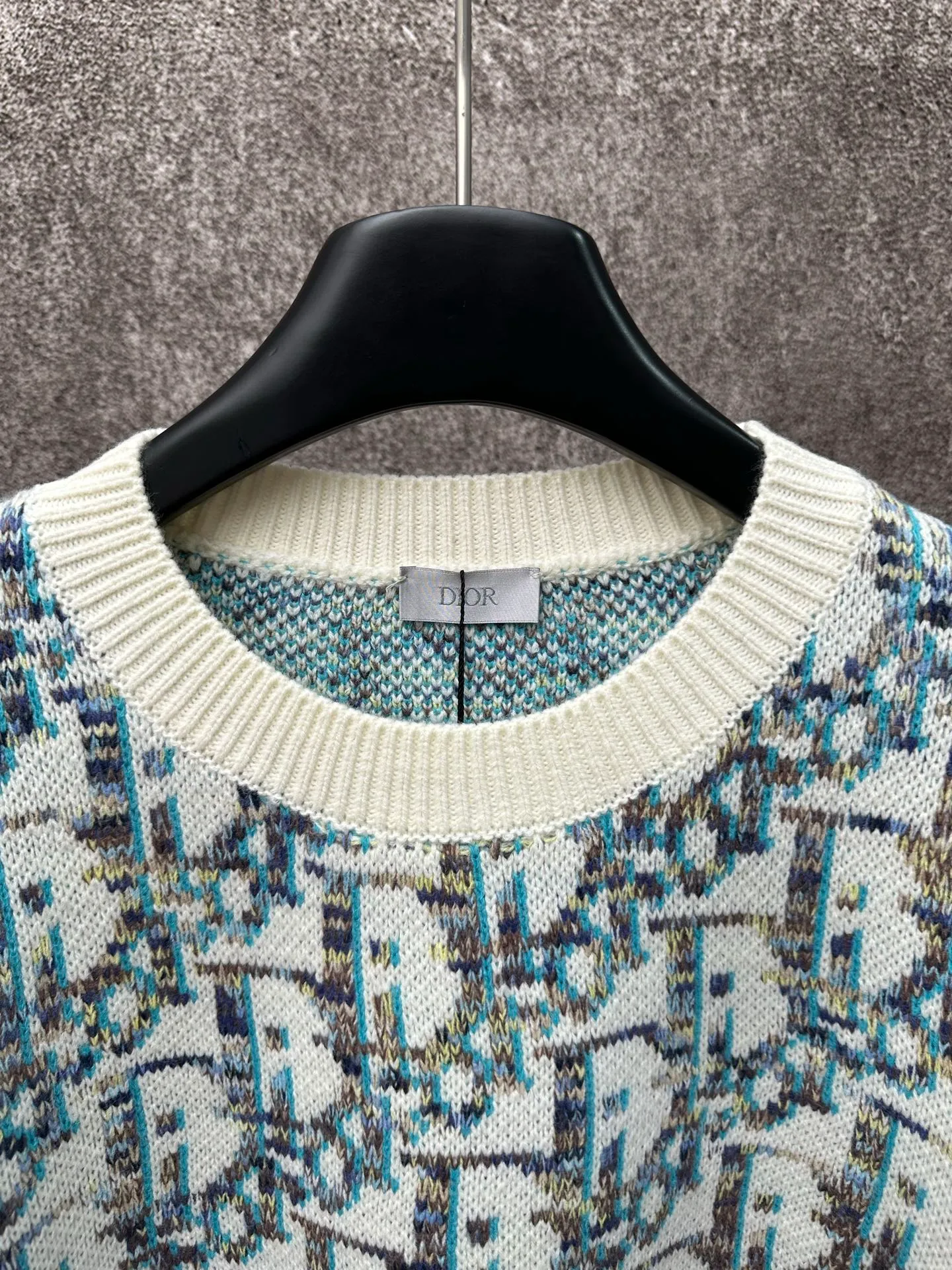 🅿️480 Dior presbyopic all-over print wool sweater is made of 55 wool blended materials, 55% wool and 45% cotton. The weaving method uses 10-count medium-thick and fine grain and is woven on an imported wool loom. This sweater reinterprets Dior's classic Oblique print pattern. Crafted from sheep wool jacquard with ribbed details for a classic silhouette. Can be paired with a variety of outfits to show off your personality. Size: S M L XL