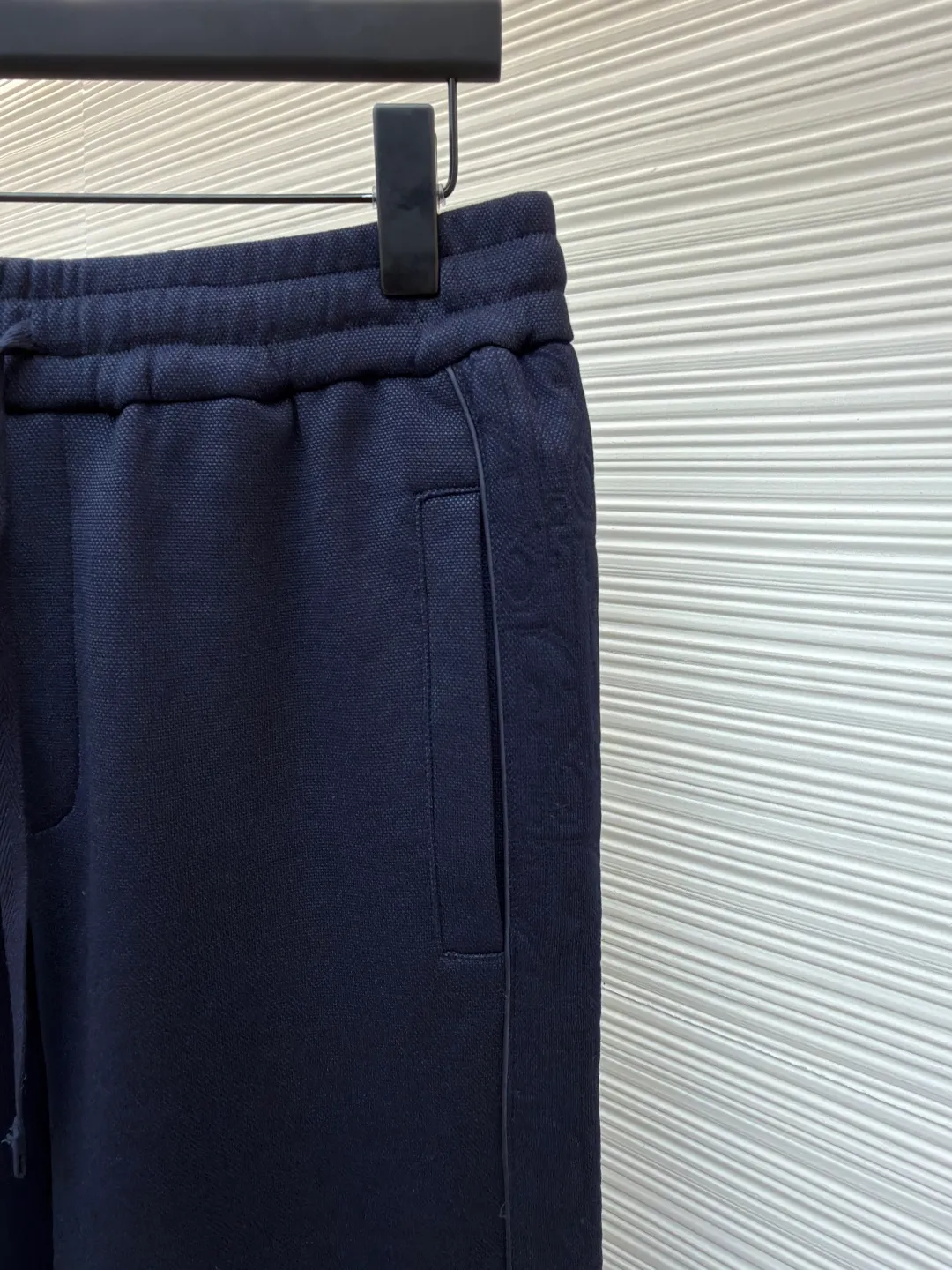 Dior jersey Oblique printed straight trousers ●Original version: Purchased and developed for 19500 ●Item number: 1682109-A90 ●Material: knitted fabric ●Technology: Printing production ●Color: navy ●Version: fitted version ●Weight: about 885 grams ●Size: S-M-L-XL ●Description: Made of navy blue cotton blended jersey fabric, sleeves decorated with Oblique Printed panels and side welt pockets make it unique. Wear with trousers from the collection. Sleeves decorated with Oblique print panels. Stand collar. Two-way zip fastening with Dior signature zip pull. Ribbed cuffs and hem. Body: 38% cotton, 32% polyester, 30% nylon. Lining: 51% cotton, 49% viscose. The overall wiring is straight and delicate, the fabric is comfortable and soft, and the color is consistent without color difference. It can be matched with the same style to create a fashionable look and control various occasions. Customized accessories, complete with three standards, same style for men and women!