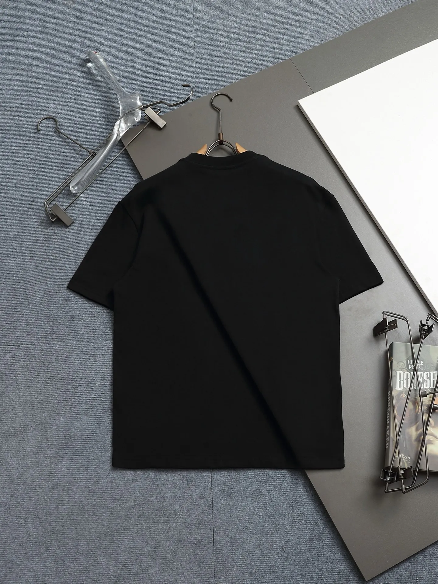 🅿️170 High-quality Dio 23ssCD embroidered T-shirt. The fabric is made of pure combed cotton. The embroidery is three-dimensional embroidery using an imported embroidery machine. The upper body has a loose and casual effect, loose version, complete with three labels, same style for men and women. Color: Black White Size: XS S M L
