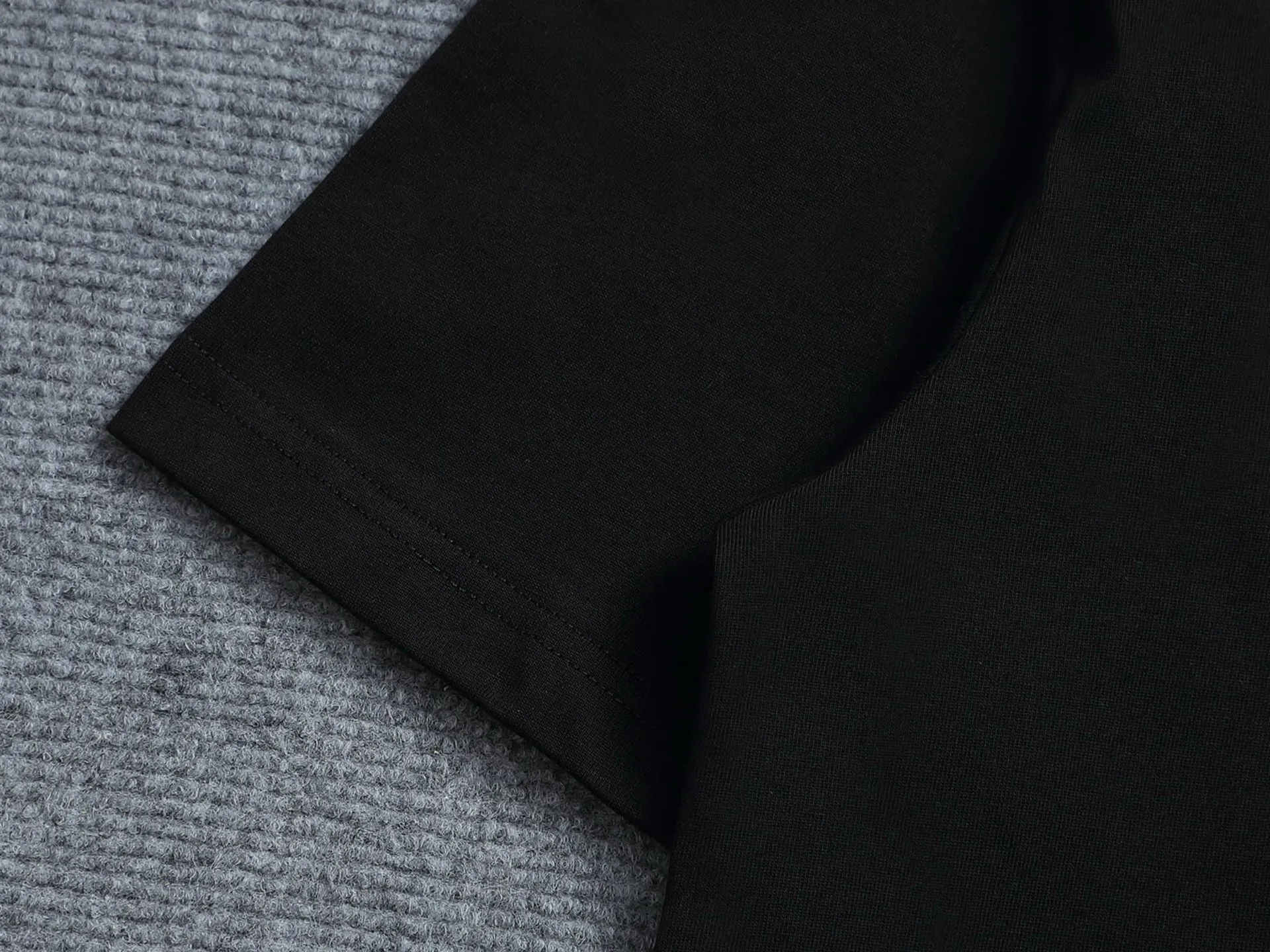 🅿️170 High-quality Dio 23ssCD embroidered T-shirt. The fabric is made of pure combed cotton. The embroidery is three-dimensional embroidery using an imported embroidery machine. The upper body has a loose and casual effect, loose version, complete with three labels, same style for men and women. Color: Black White Size: XS S M L