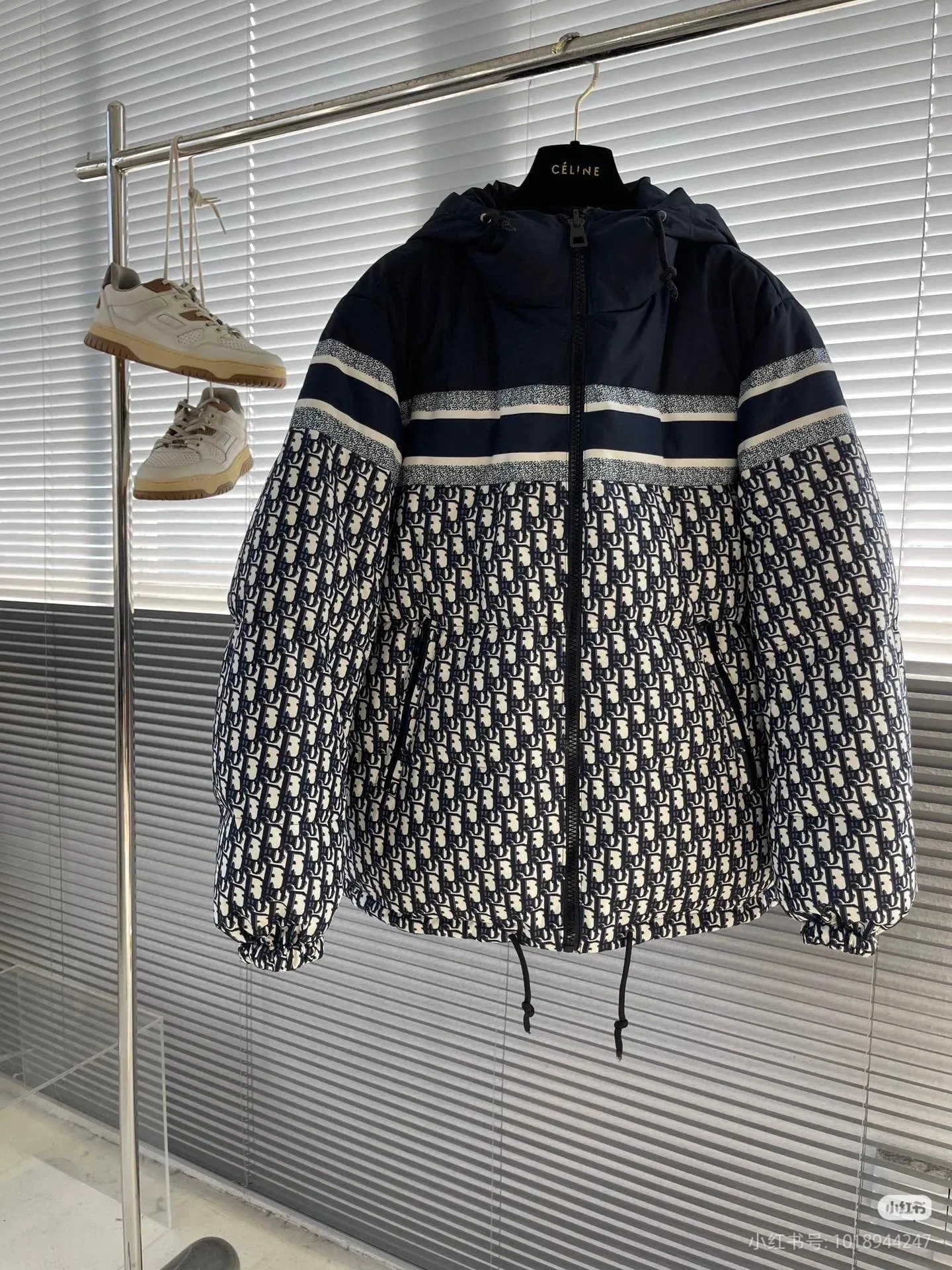 🅿️1020 Top Purchasing Version Dior's latest men's and women's same style down jacket (reversible), this year's mainstream all-over printed oblique, high street versatile jacket, high purity 90% velvet! Super beautiful and warm, with detailed design💯, the overall shape will not look too bloated. It’s almost impossible to buy the right size during the season. The best choice for winter shopping! A blockbuster product, a top-level collection of channel treasures, the most familiar "recipe", unlimited repurchase series, a word-of-mouth inheritance, with perfect texture and details! Size: S M L XL XXL