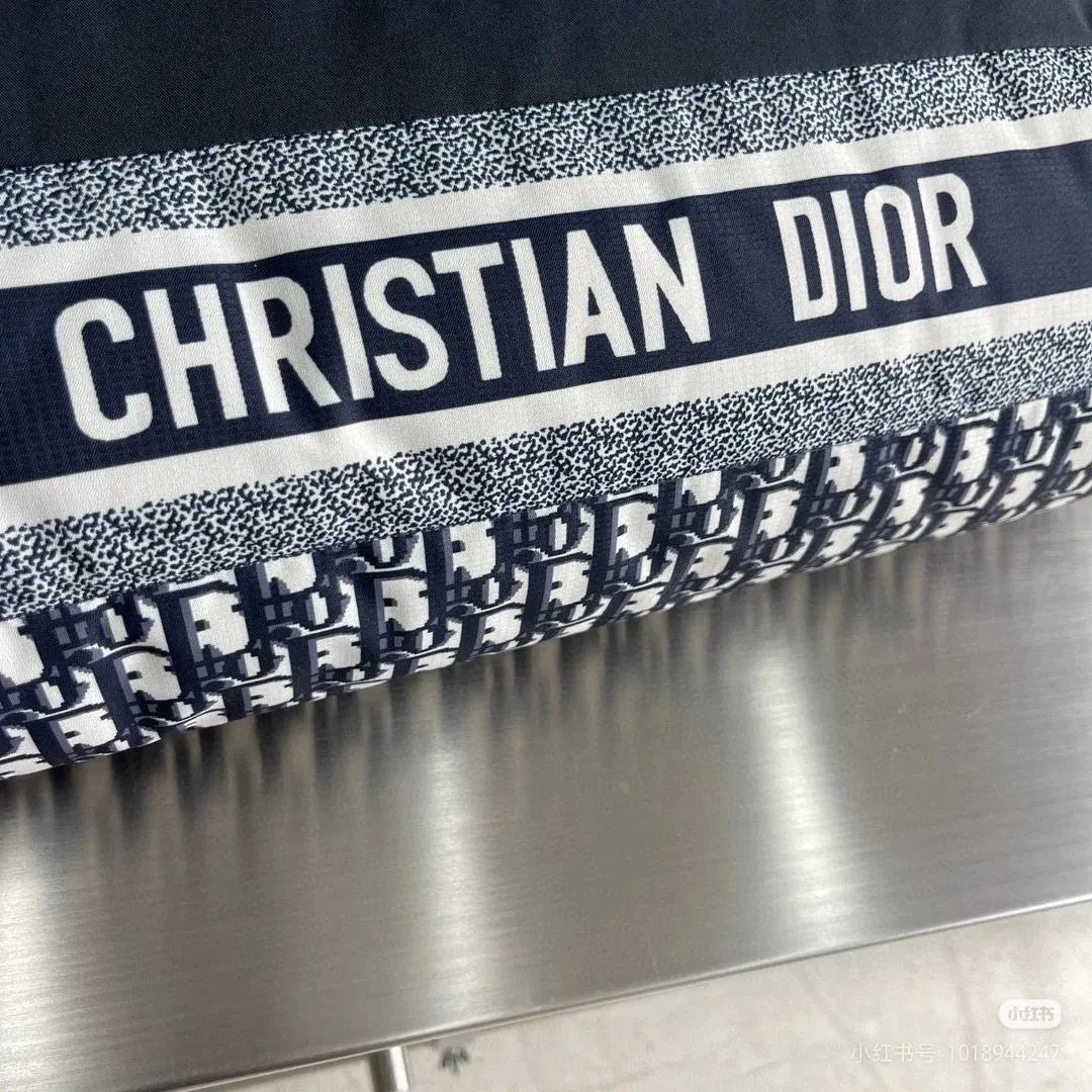 🅿️1020 Top Purchasing Version Dior's latest men's and women's same style down jacket (reversible), this year's mainstream all-over printed oblique, high street versatile jacket, high purity 90% velvet! Super beautiful and warm, with detailed design💯, the overall shape will not look too bloated. It’s almost impossible to buy the right size during the season. The best choice for winter shopping! A blockbuster product, a top-level collection of channel treasures, the most familiar "recipe", unlimited repurchase series, a word-of-mouth inheritance, with perfect texture and details! Size: S M L XL XXL