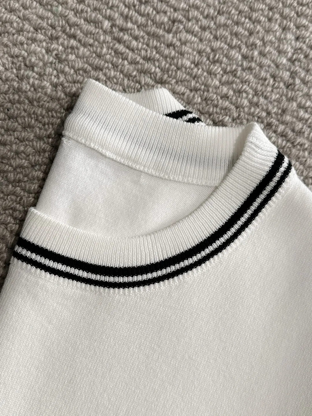 🅿️330 shipped next day. High quality Dior 2025 spring and summer new men's round neck short-sleeved T-shirt. Made of combed cotton yarn knitted cotton fabric. Pure cotton high-weight special yarn. It feels heavy when weighed. The upper body is also more textured than ordinary T-shirts. This texture can cope with the weather easily and is suitable for both hot and cold! The pattern on the chest adopts three-dimensional embroidery technology, and is perfectly produced stitch by stitch with reference to the original version! Loose fit design, looks noble. Size: M to XXXL