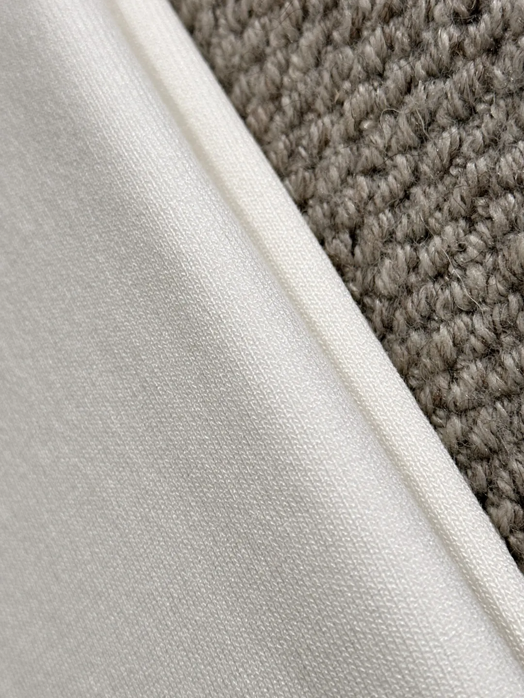 🅿️330 shipped next day. High quality Dior 2025 spring and summer new men's round neck short-sleeved T-shirt. Made of combed cotton yarn knitted cotton fabric. Pure cotton high-weight special yarn. It feels heavy when weighed. The upper body is also more textured than ordinary T-shirts. This texture can cope with the weather easily and is suitable for both hot and cold! The pattern on the chest adopts three-dimensional embroidery technology, and is perfectly produced stitch by stitch with reference to the original version! Loose fit design, looks noble. Size: M to XXXL