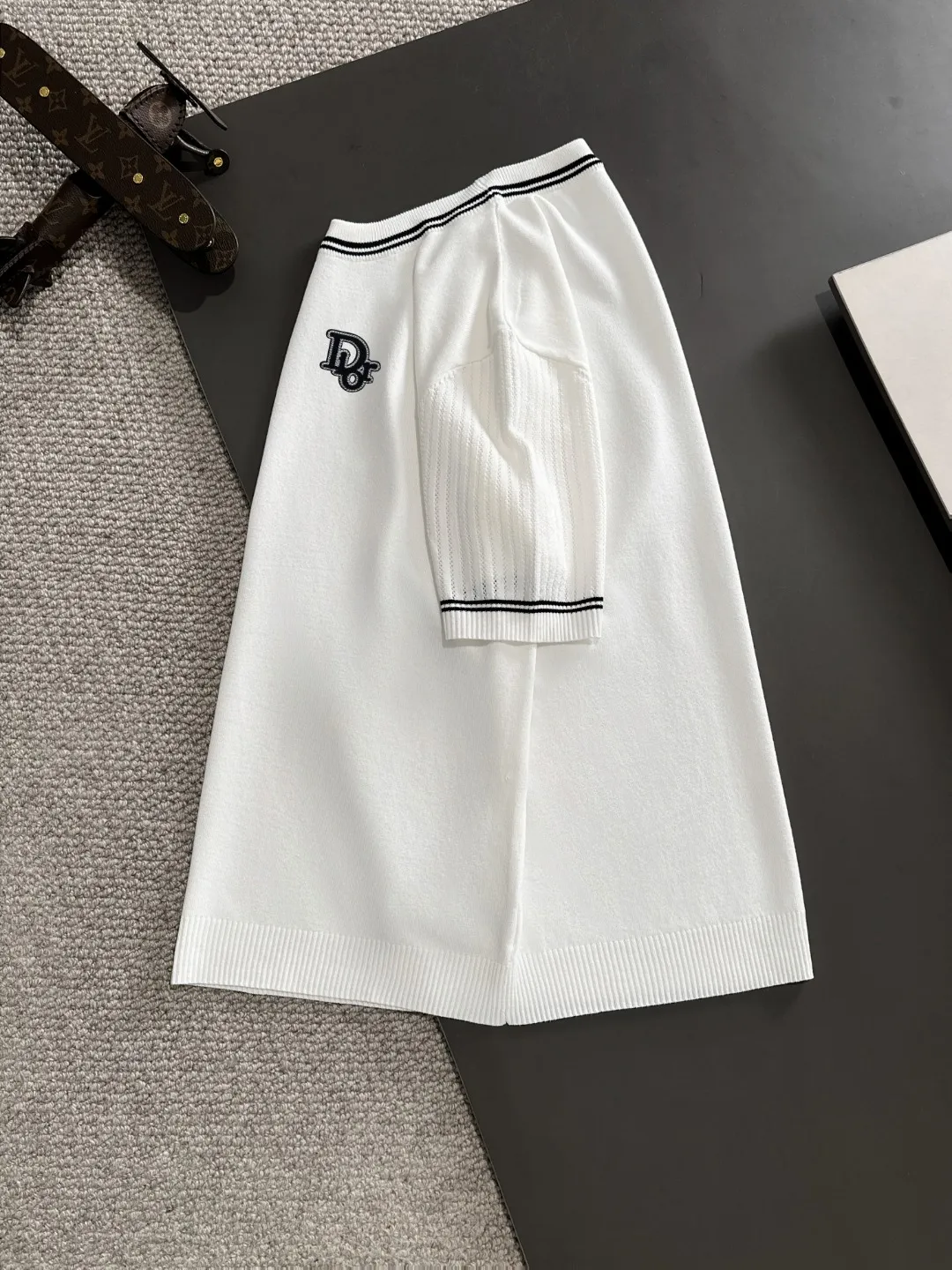 🅿️330 shipped next day. High quality Dior 2025 spring and summer new men's round neck short-sleeved T-shirt. Made of combed cotton yarn knitted cotton fabric. Pure cotton high-weight special yarn. It feels heavy when weighed. The upper body is also more textured than ordinary T-shirts. This texture can cope with the weather easily and is suitable for both hot and cold! The pattern on the chest adopts three-dimensional embroidery technology, and is perfectly produced stitch by stitch with reference to the original version! Loose fit design, looks noble. Size: M to XXXL