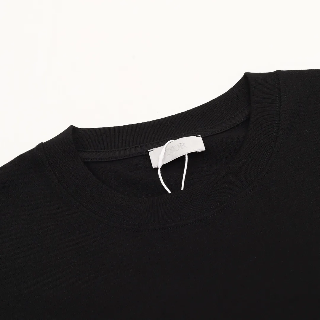 🅿️380 Dior/Dior classic embroidered signature long sleeves are made of customized fabrics. DuPont Sorona material is added, which is skin-friendly, long-lasting antibacterial, anti-mite, and more washable. The cotton thread has been repeatedly processed to remove inferior coarse fibers and impurities, leaving only high-quality cotton fibers, making the fabric more advanced and classy. Environmentally friendly polishing enzyme technology gives the fabric a clean appearance and clear texture. Fine workmanship, compare with the counters! A highly recognizable long-sleeved style with great upper body effect!!! Super versatile! Same style for men and women. Color: black, white Size: S-XL
