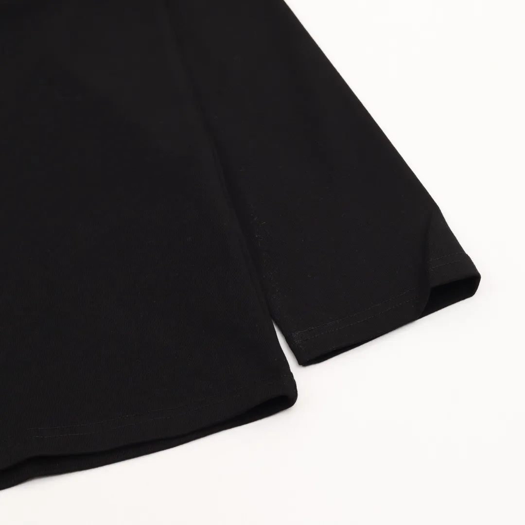 🅿️380 Dior/Dior classic embroidered signature long sleeves are made of customized fabrics. DuPont Sorona material is added, which is skin-friendly, long-lasting antibacterial, anti-mite, and more washable. The cotton thread has been repeatedly processed to remove inferior coarse fibers and impurities, leaving only high-quality cotton fibers, making the fabric more advanced and classy. Environmentally friendly polishing enzyme technology gives the fabric a clean appearance and clear texture. Fine workmanship, compare with the counters! A highly recognizable long-sleeved style with great upper body effect!!! Super versatile! Same style for men and women. Color: black, white Size: S-XL