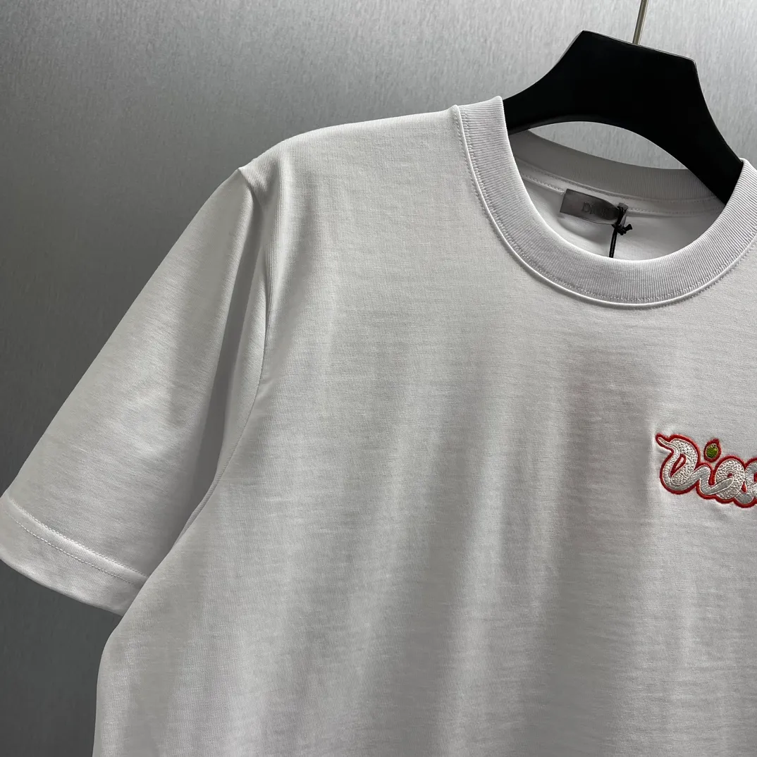🅿️250 🧧CD pink snake small embroidery T Size: S-XL This T-shirt is from the DIOR AND KAWS limited series. Crafted from white cotton jersey and decorated with DIOR AND KAWS embroidery, the Dior logo is reinterpreted as a colorful snake. Wear it with the limited-edition trousers for a sophisticated look.