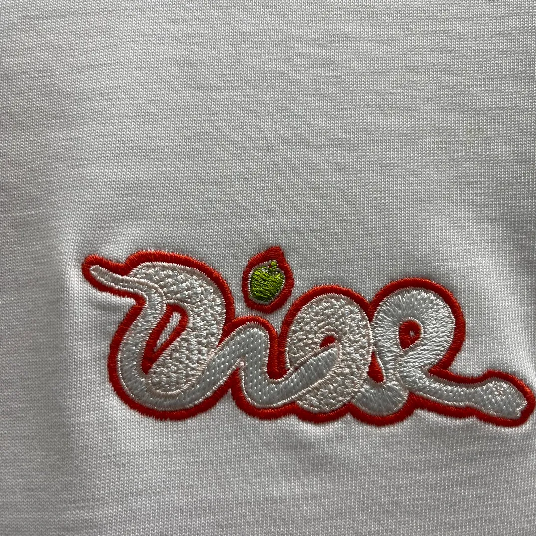 🅿️250 🧧CD pink snake small embroidery T Size: S-XL This T-shirt is from the DIOR AND KAWS limited series. Crafted from white cotton jersey and decorated with DIOR AND KAWS embroidery, the Dior logo is reinterpreted as a colorful snake. Wear it with the limited-edition trousers for a sophisticated look.